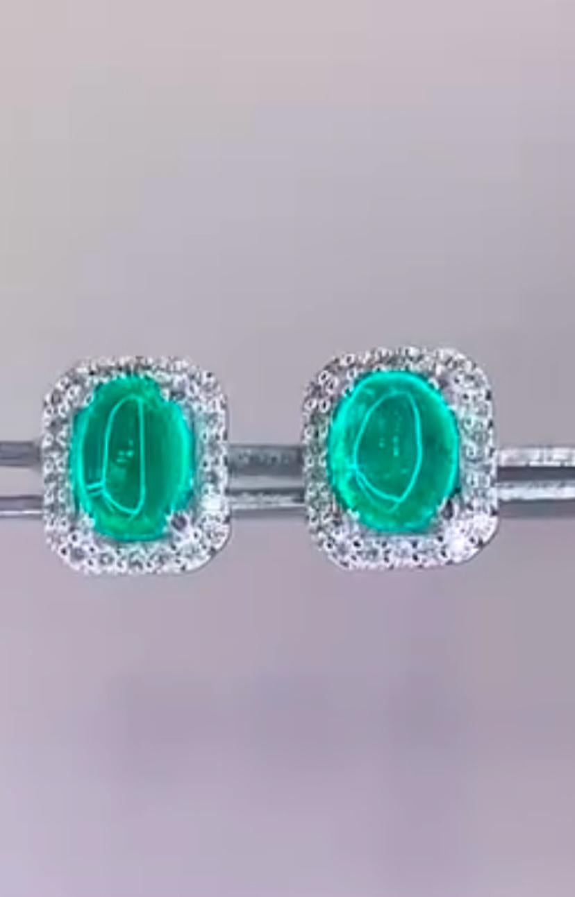 Un esclusivo orecchino con smeraldi e diamanti, dal design essenziale e contemporaneo.
Abbellisciti e dai un tocco di colore e glamour al tuo look.
Gli splendidi orecchini sono realizzati in oro 18k con 2 pezzi di Nature Zambian da 2,48 carati, in
