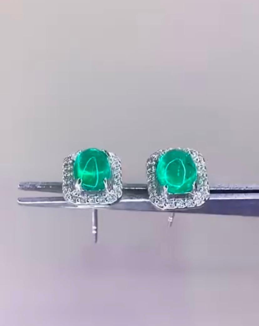 Cabochon Certificato AIG  Orecchini con smeraldi dello Zambia da 2,48 carati e diamanti in oro 18 carati in vendita