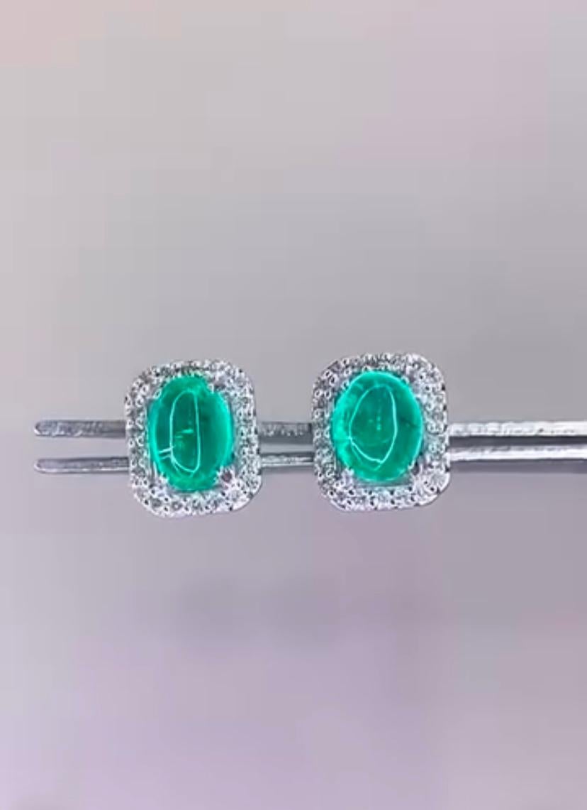 Donna Certificato AIG  Orecchini con smeraldi dello Zambia da 2,48 carati e diamanti in oro 18 carati in vendita