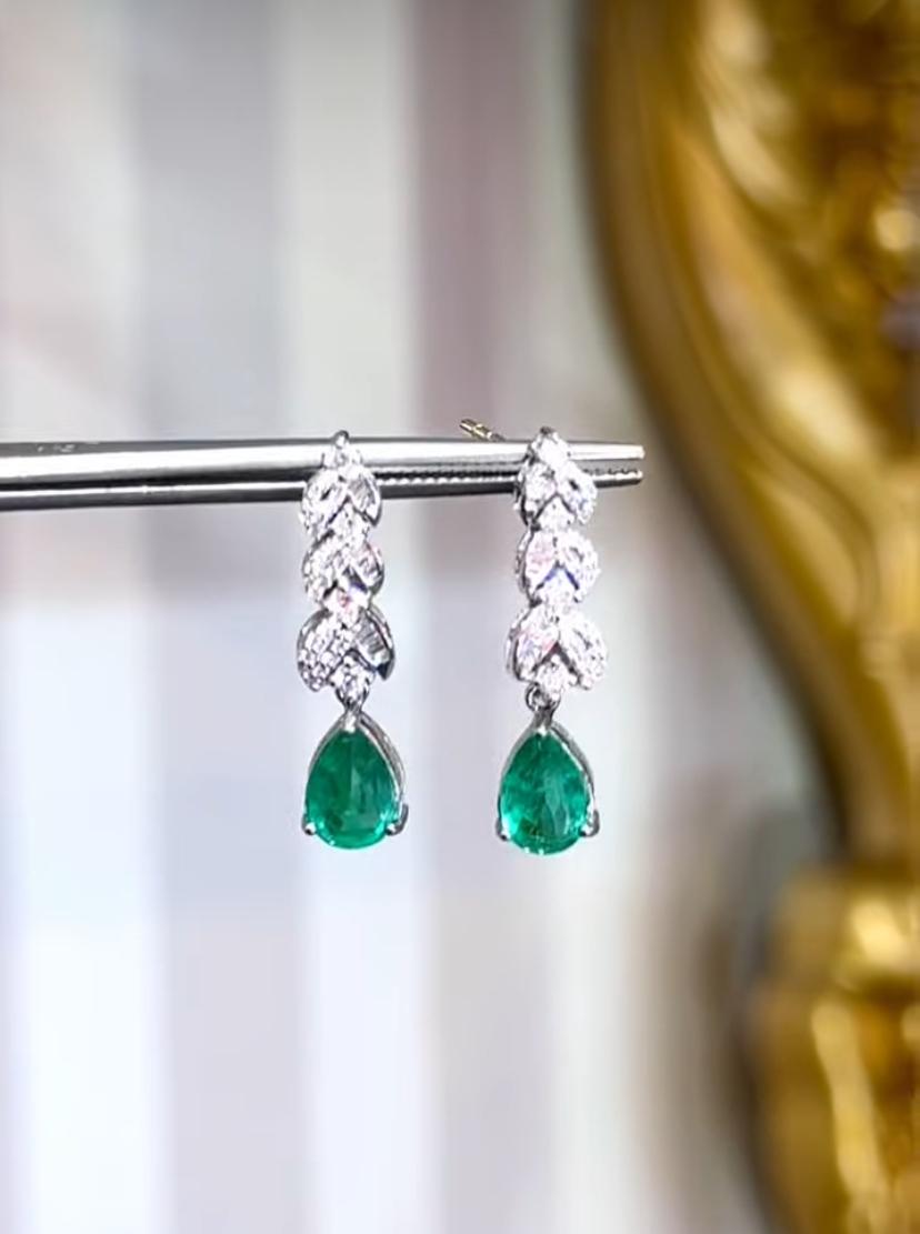 Unos exquisitos pendientes de Esmeraldas y Diamantes, con un diseño elegante y refinado.
Eleva tu belleza atemporal y añade un toque de clase y encanto a tu look.
Impresionantes pendientes de oro de 18 quilates con 2 esmeraldas de Zambia de 2,49