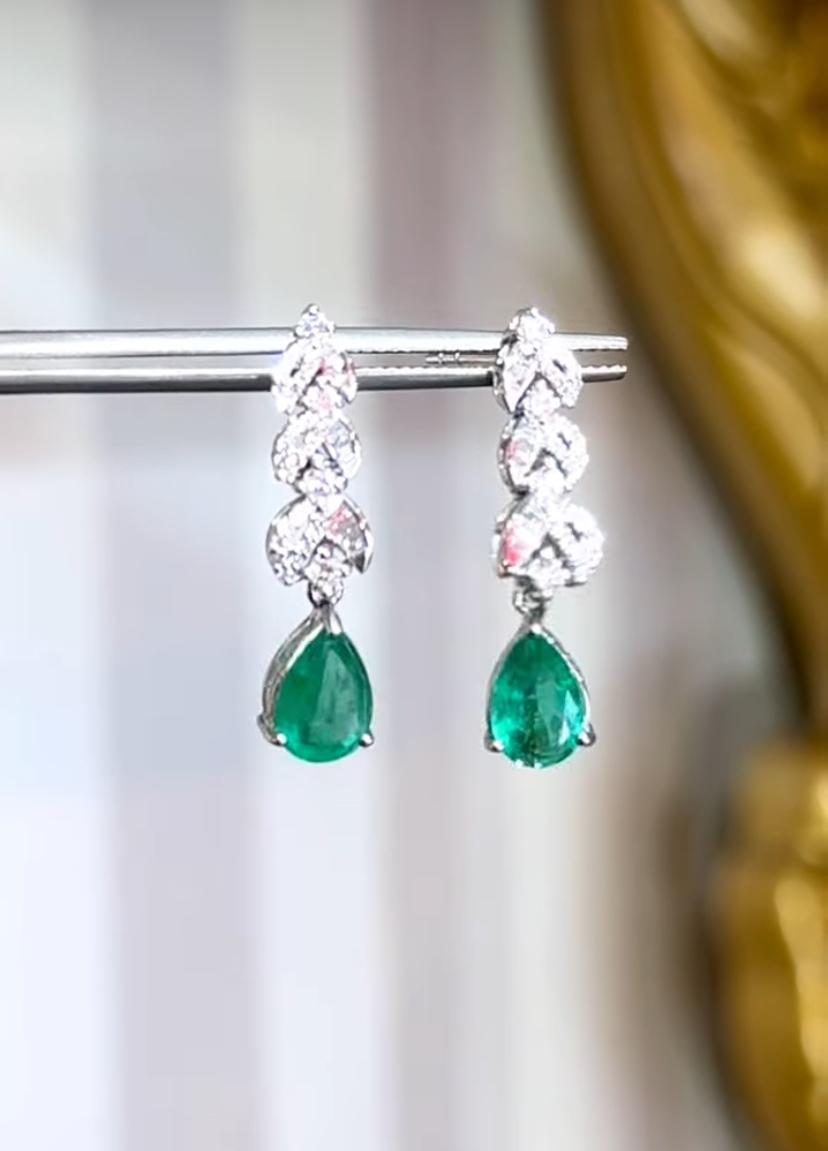 Pendientes de oro de 18 quilates con diamantes y esmeraldas de Zambia de 2,49 quilates con certificado AIG Corte pera en venta