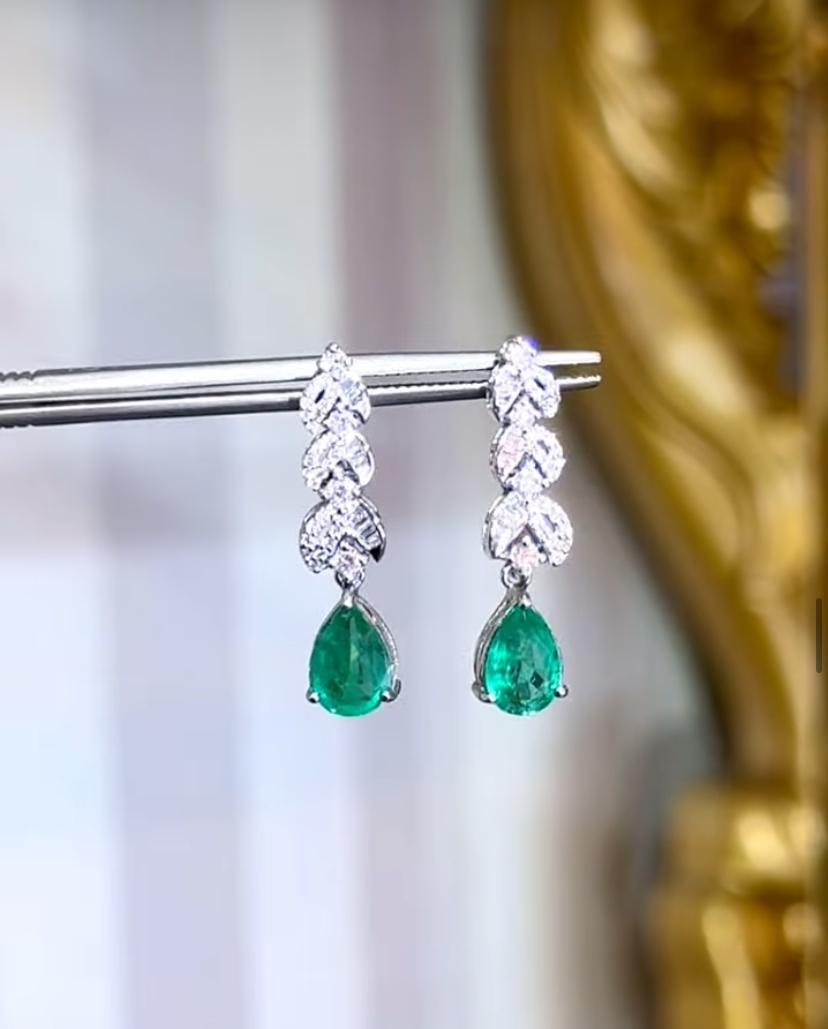 Pendientes de oro de 18 quilates con diamantes y esmeraldas de Zambia de 2,49 quilates con certificado AIG en Nuevo estado para la venta en Massafra, IT