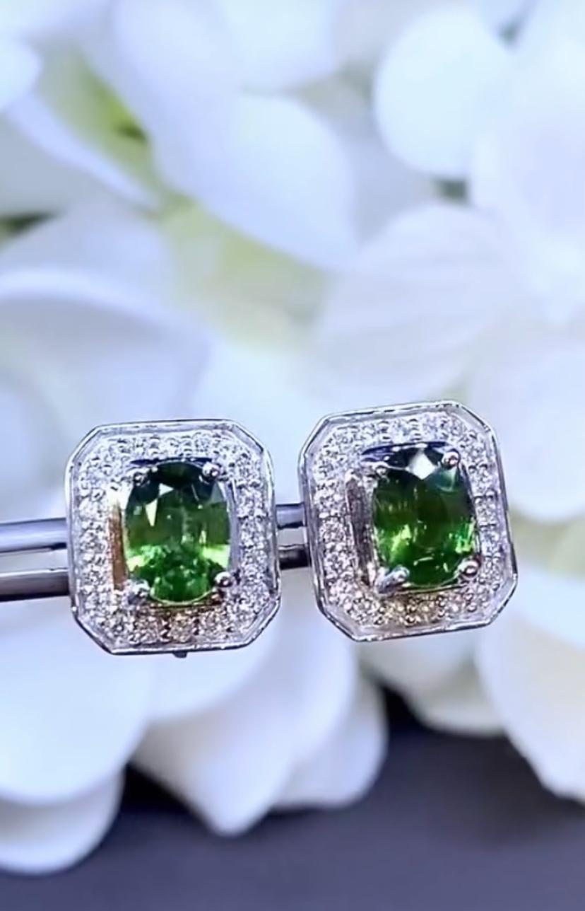 Un esclusivo paio di orecchini dal design contemporaneo e dallo stile molto raffinato.
Gli orecchini sono realizzati in oro 18 carati con 2 pezzi di rari zaffiri verdi naturali, di qualità extra fine, con un bellissimo colore vibrante, di 2,50