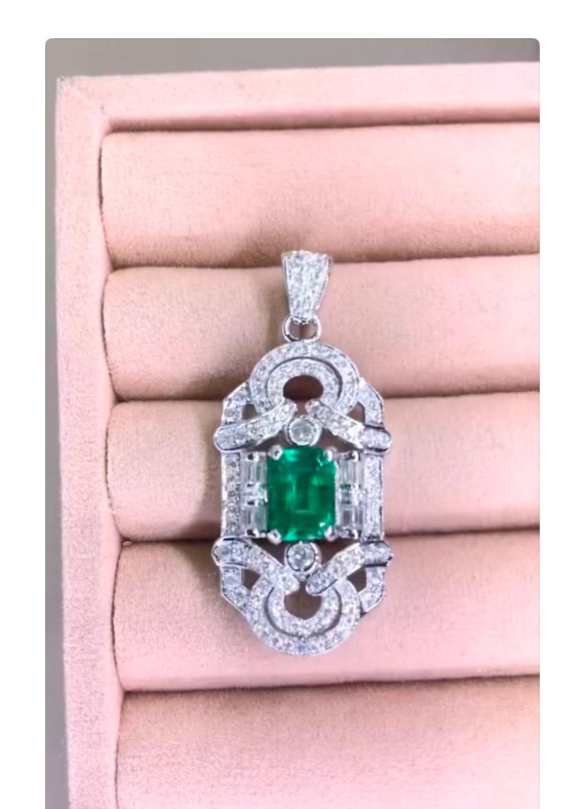 Mixed Cut AIG Certified 2.50 Ct Zambian Emerald 1.60 Ct Diamonds 18K Gold Art Deco Pendant For Sale