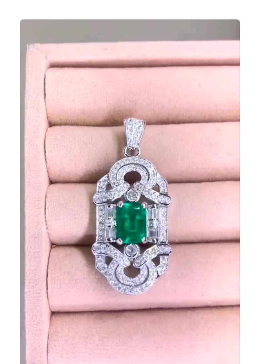 AIG Certified 2.50 Ct Zambian Emerald 1.60 Ct Diamonds 18K Gold Art Deco Pendant In New Condition For Sale In Massafra, IT