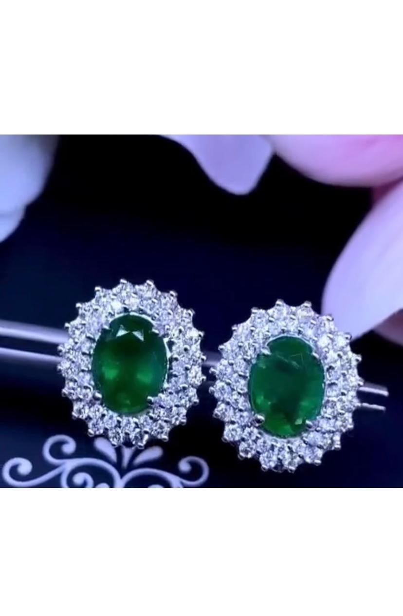 An exquisite pair of earrings in modern design, so exclusive and refined, by Italian designer.
Earrings come in 18K gold with 2 pieces of natural Zambian Emeralds , fine quality, of 2,50 carats, stunning green ,in perfect oval cut ,  and 80 pieces