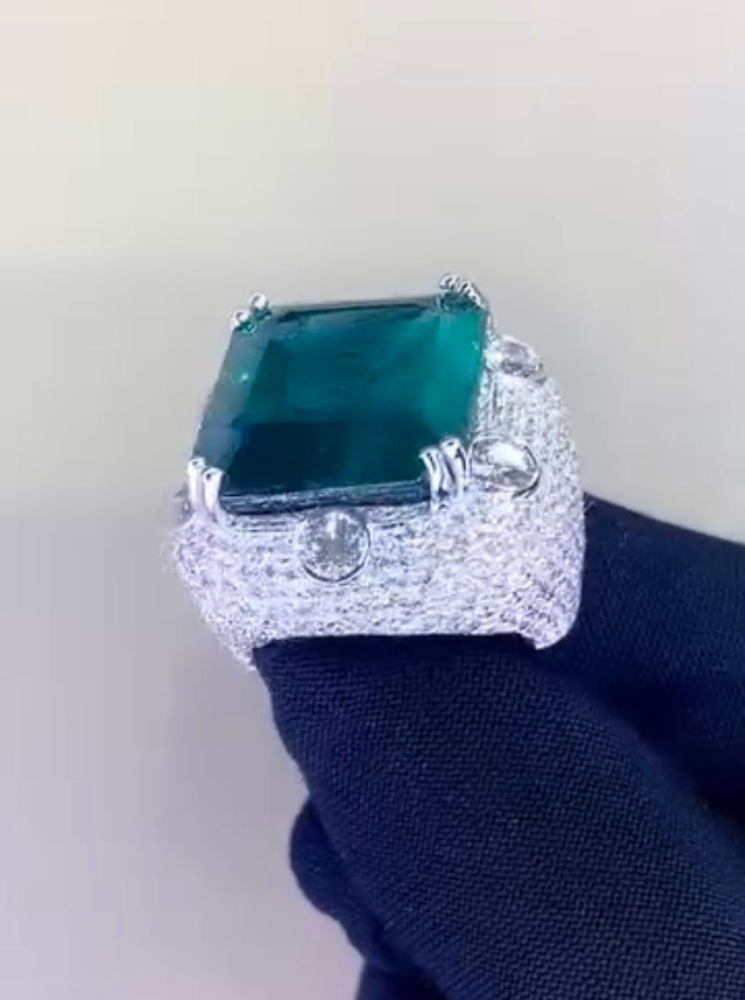 AIG Certified 25.00 Zambian Emerald  6.60 Ct Diamonds 18K Gold Ring In New Condition For Sale In Massafra, IT