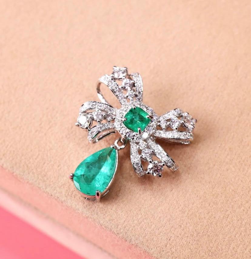 Taille mixte Pendentif en or 18 carats avec émeraudes de Colombie de 2,55 carats et diamants de 1,20 carat certifiés AIG en vente