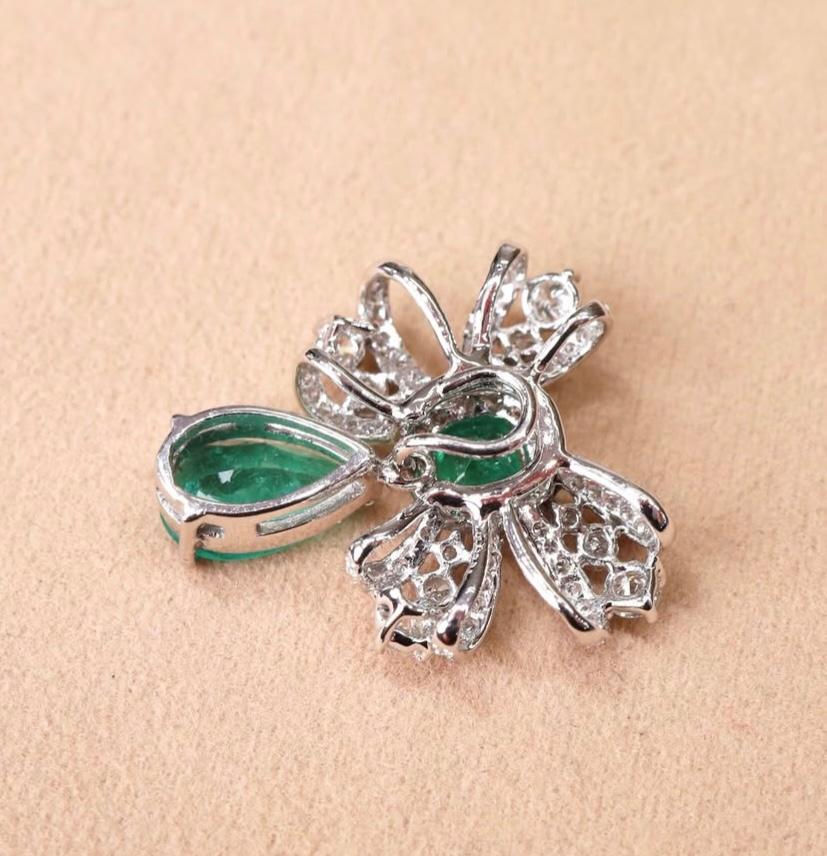 Pendentif en or 18 carats avec émeraudes de Colombie de 2,55 carats et diamants de 1,20 carat certifiés AIG Neuf - En vente à Massafra, IT
