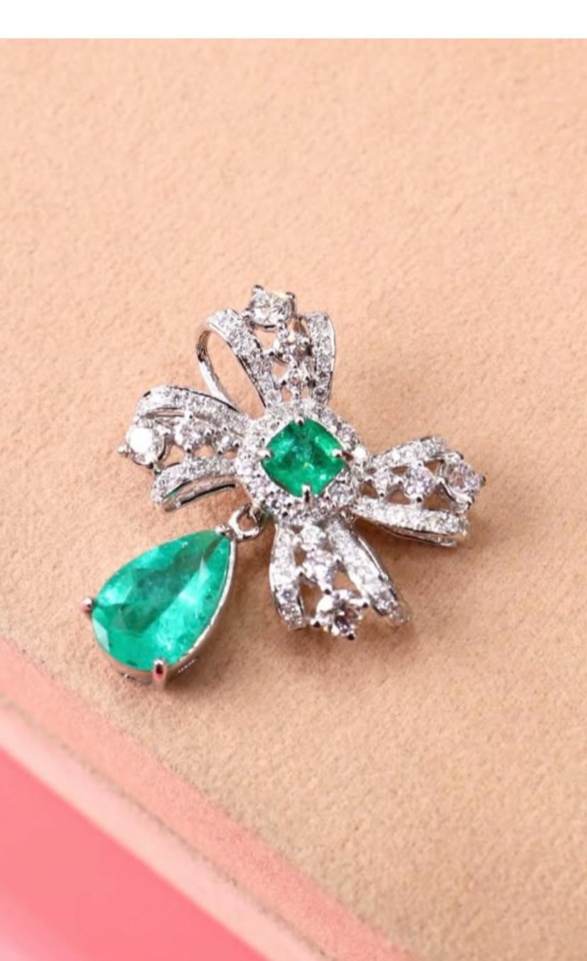 Pendentif en or 18 carats avec émeraudes de Colombie de 2,55 carats et diamants de 1,20 carat certifiés AIG Pour femmes en vente