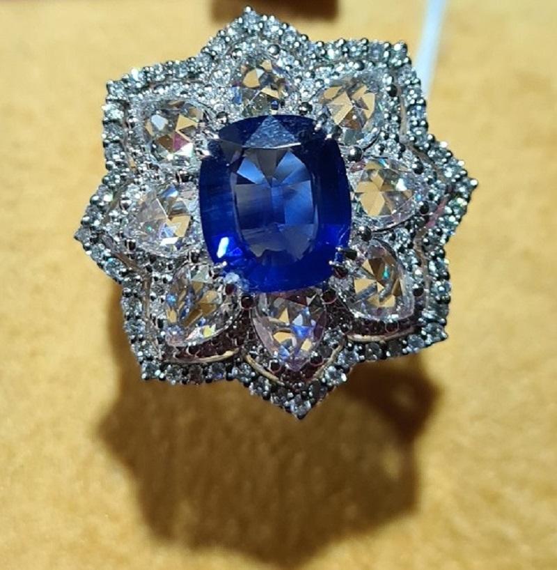 Women's AIG Certified 2.58 Carat Natural Sapphire and 2.04 Carat Natural Diamonds Ring For Sale