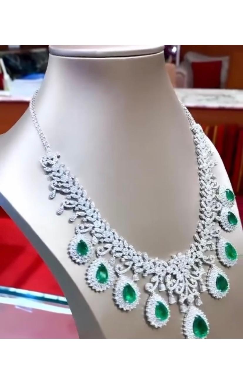 AIG Certified 25.80 Carat Zambian Emeralds  23.00 Ct Diamonds 18K Gold Necklace In New Condition For Sale In Massafra, IT