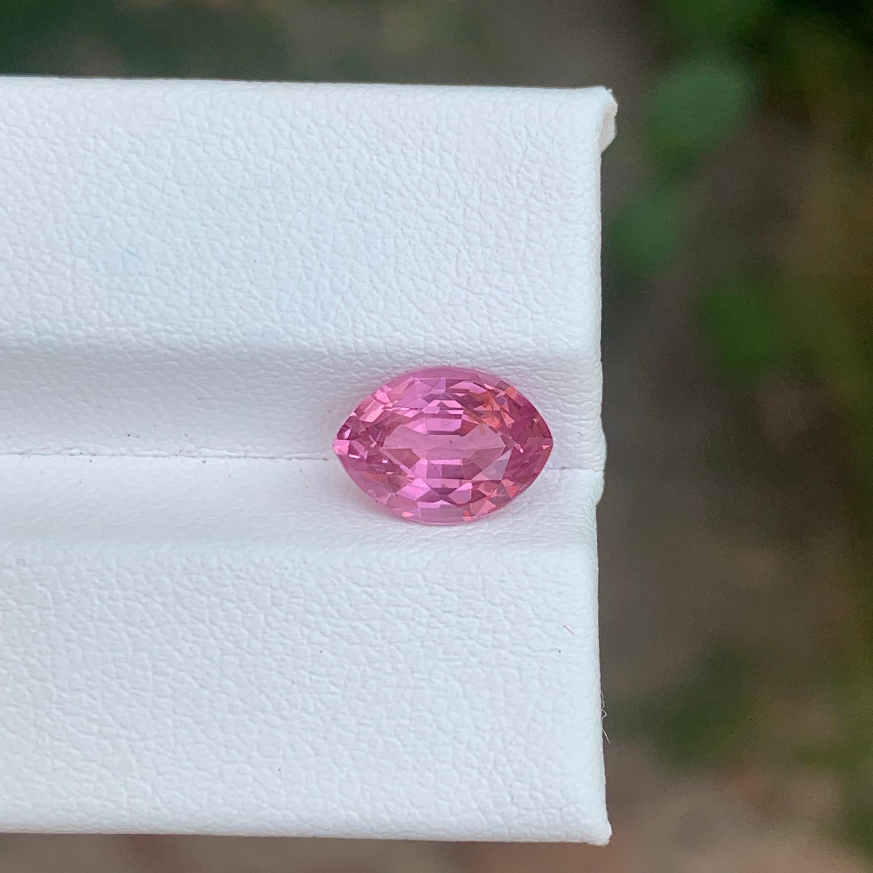 Gemma di forma marquise di spinello rosa sciolto naturale certificata AIG da 2,60 carati in vendita 4