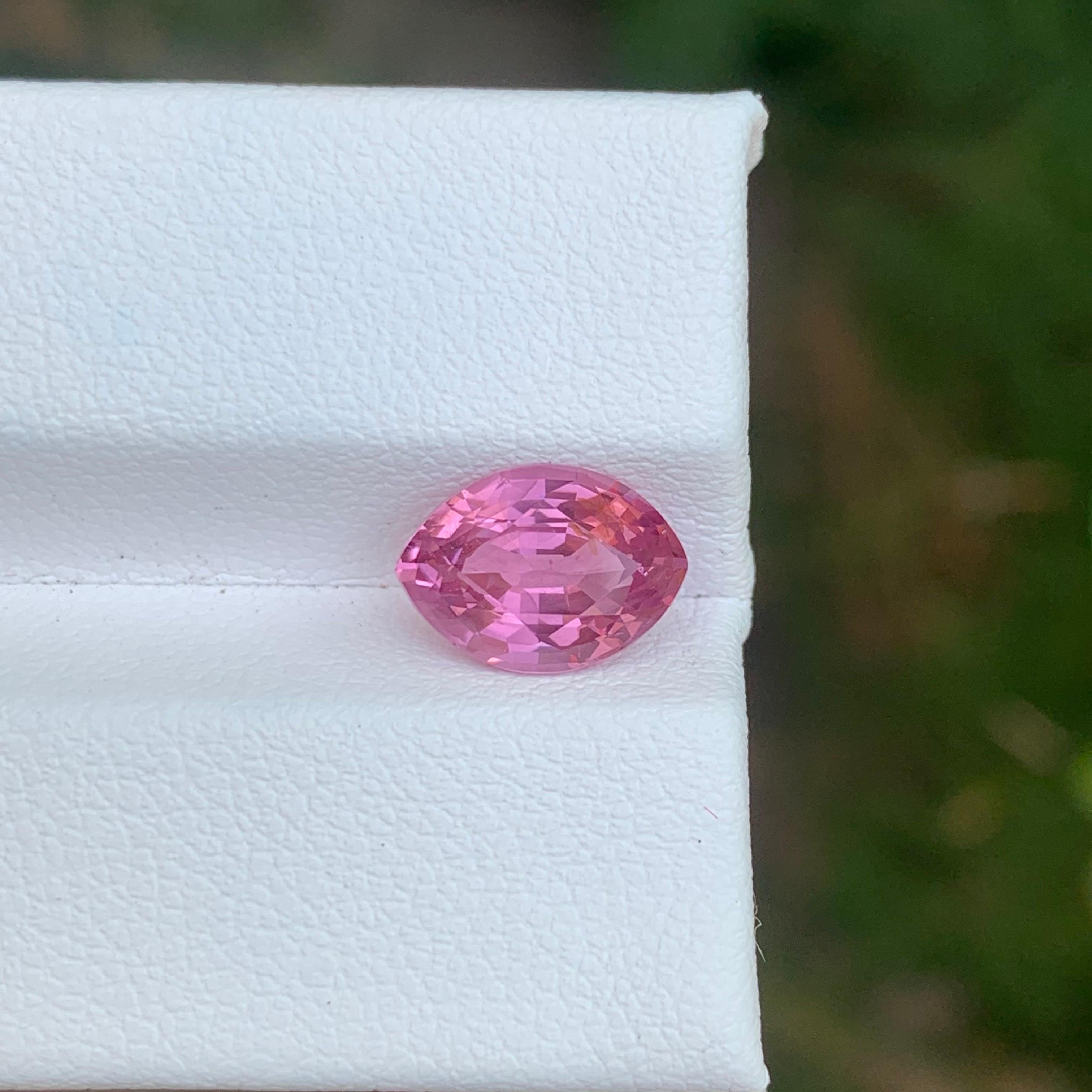 Gemma di forma marquise di spinello rosa sciolto naturale certificata AIG da 2,60 carati in vendita 5