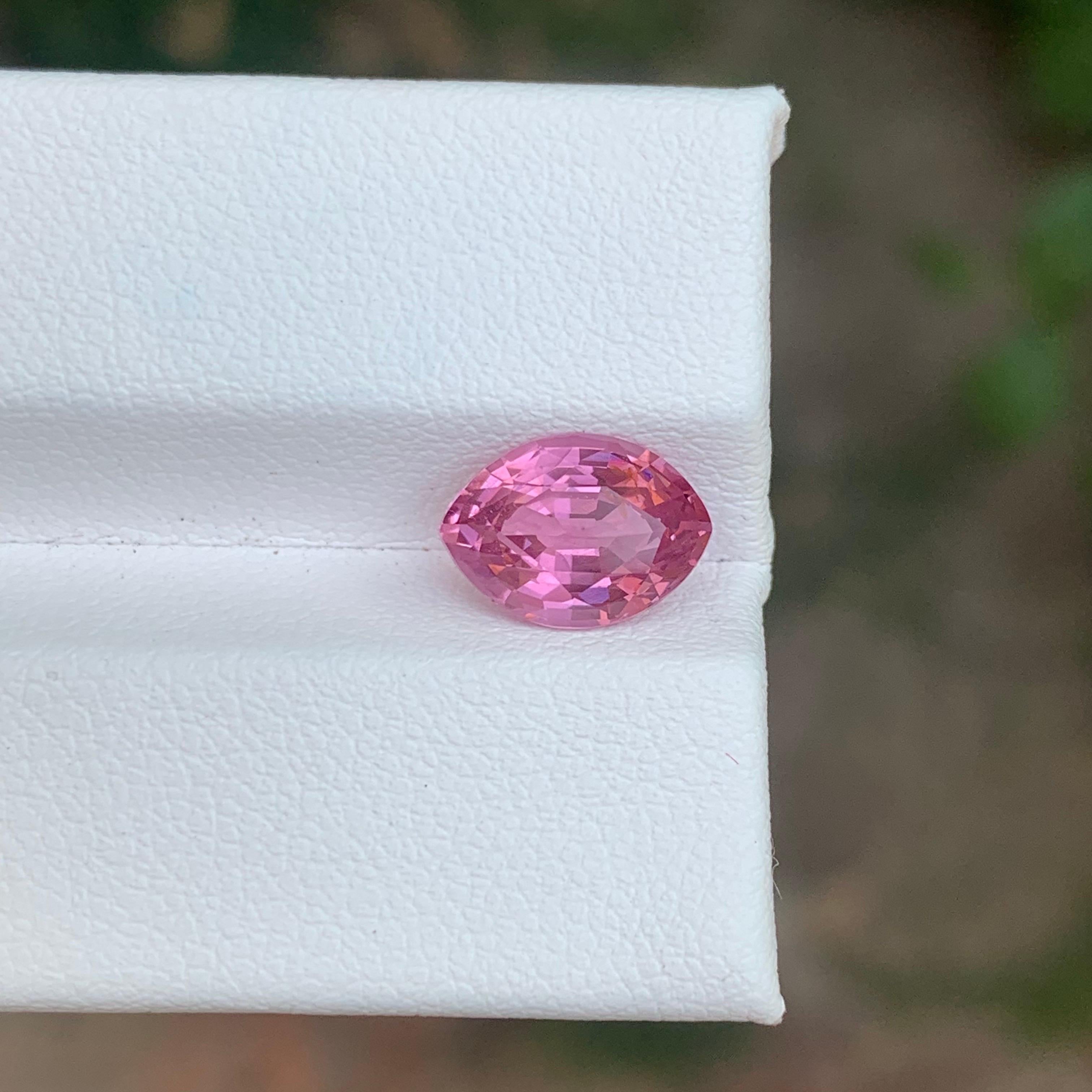 Arts and Crafts Gemma di forma marquise di spinello rosa sciolto naturale certificata AIG da 2,60 carati in vendita
