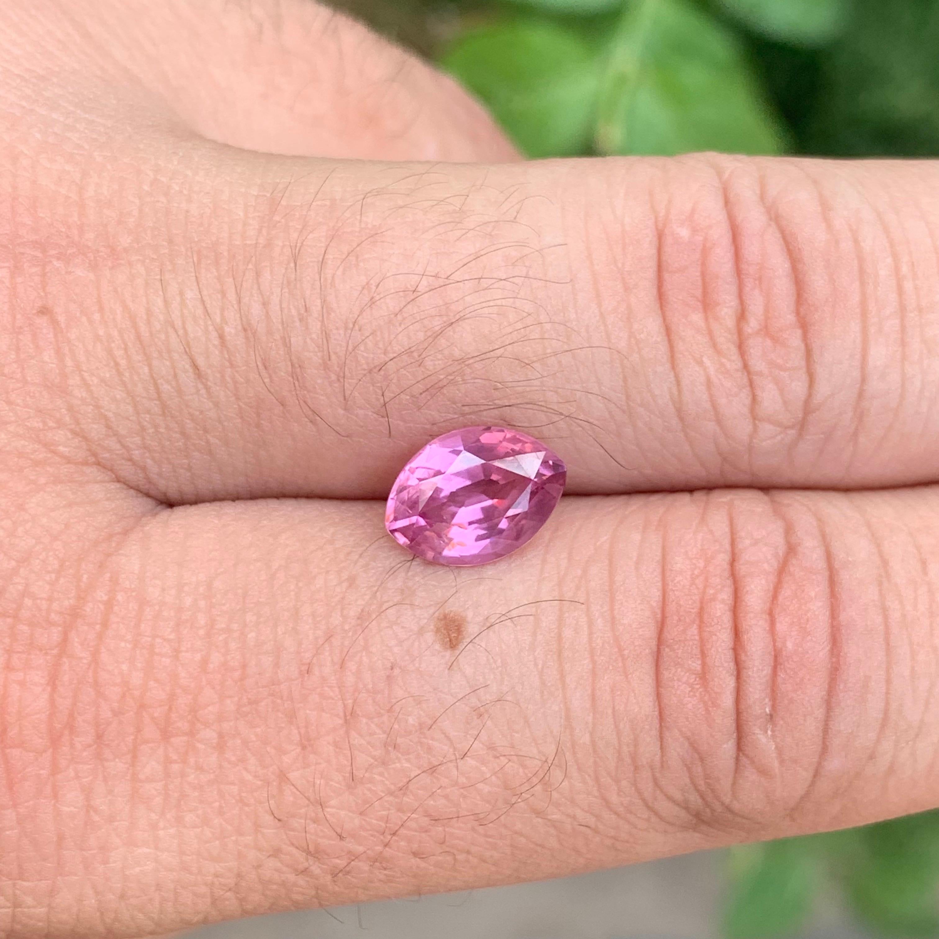 Taglio marquise Gemma di forma marquise di spinello rosa sciolto naturale certificata AIG da 2,60 carati in vendita