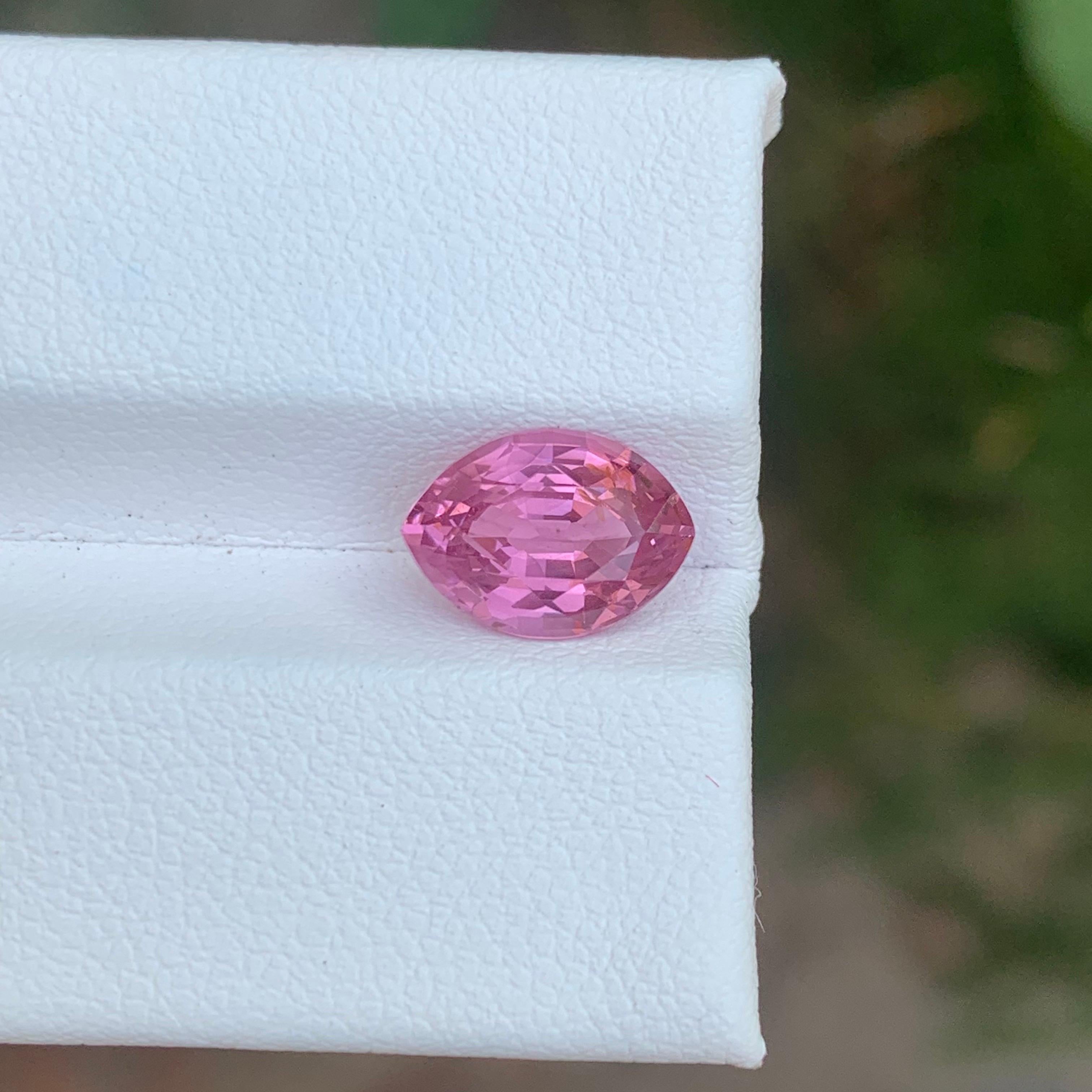 Gemma di forma marquise di spinello rosa sciolto naturale certificata AIG da 2,60 carati In condizioni Nuovo in vendita a Peshawar, PK