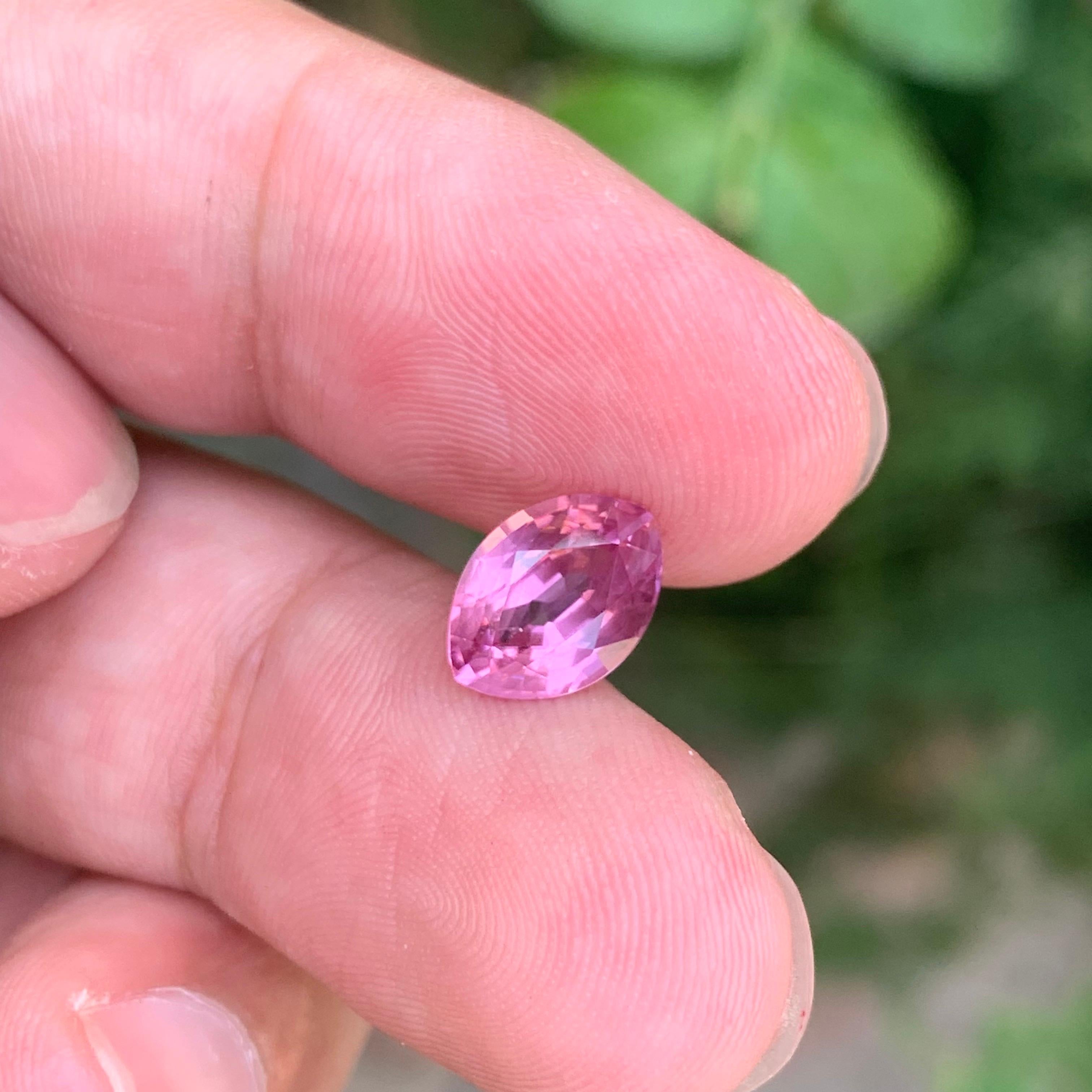 da uomo o donna Gemma di forma marquise di spinello rosa sciolto naturale certificata AIG da 2,60 carati in vendita