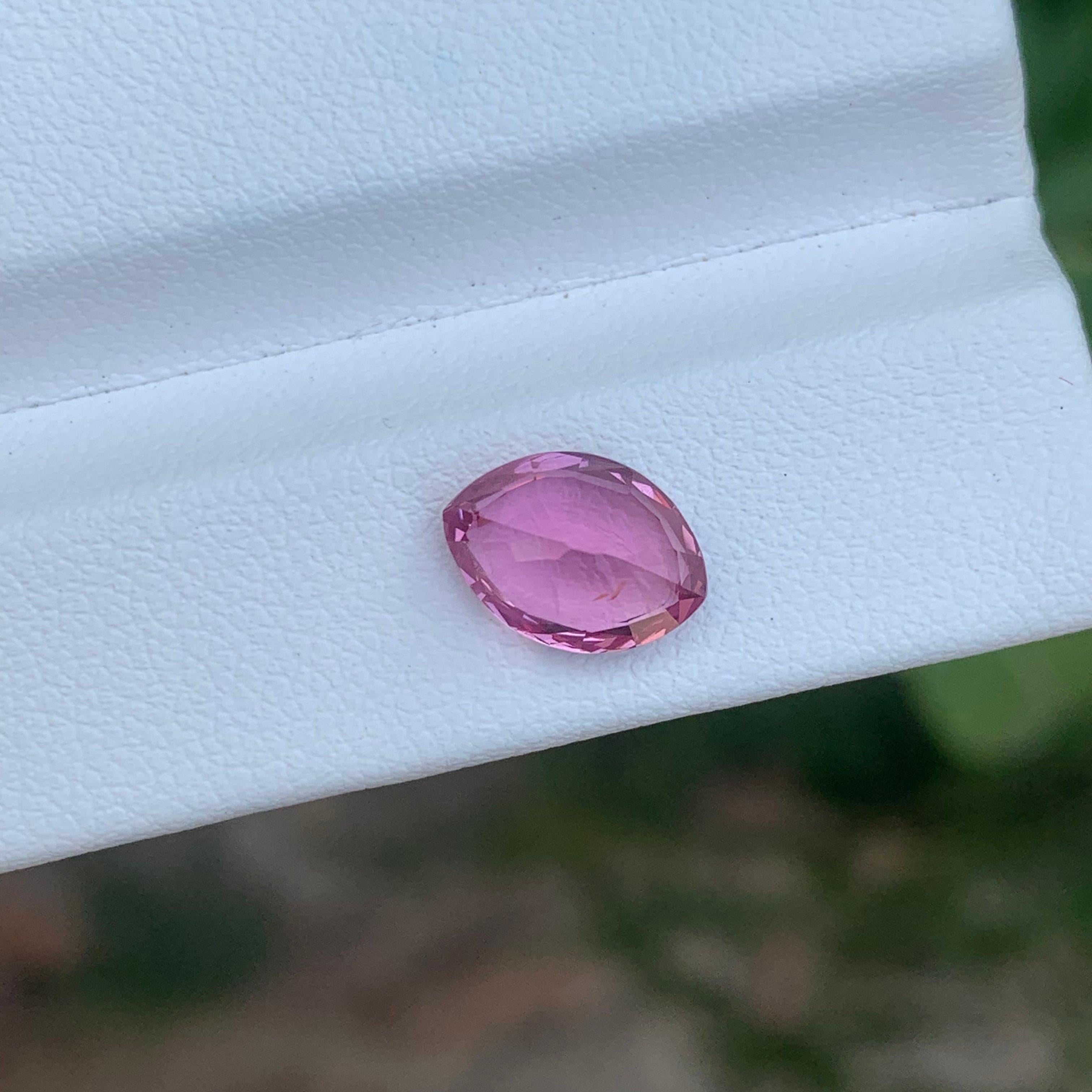 Gemma di forma marquise di spinello rosa sciolto naturale certificata AIG da 2,60 carati in vendita 1