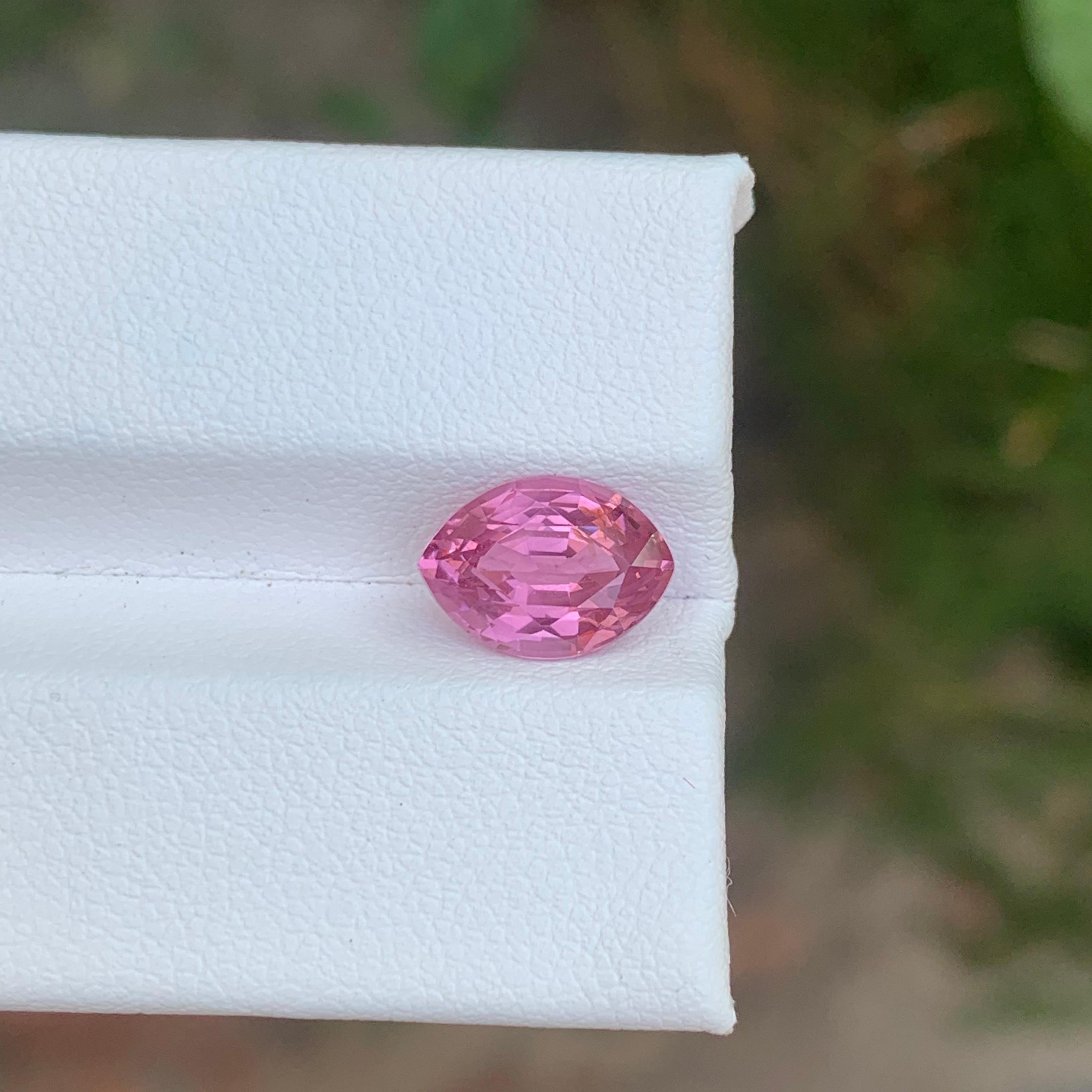 Gemma di forma marquise di spinello rosa sciolto naturale certificata AIG da 2,60 carati in vendita 3