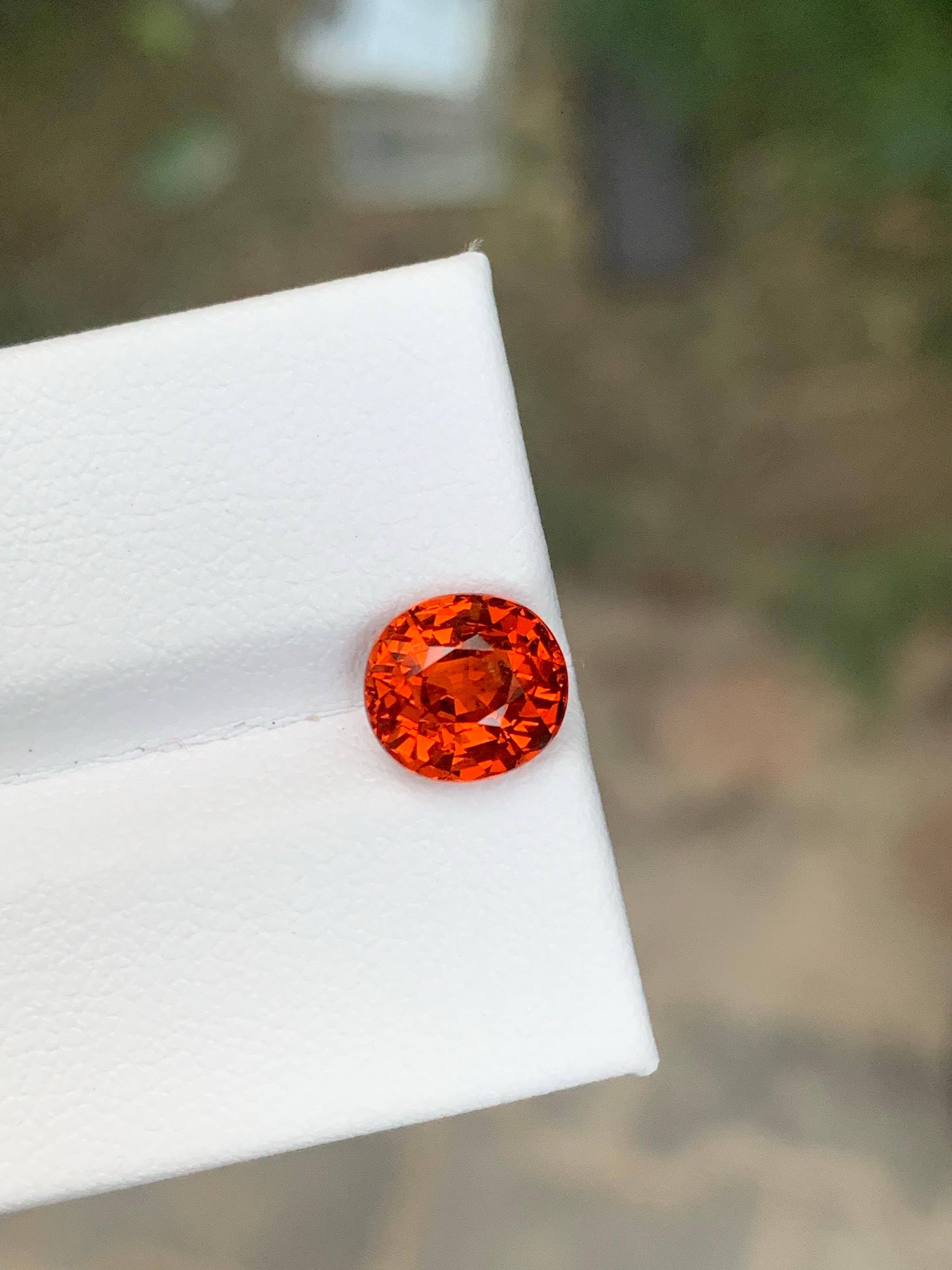 Facettierter Spessartit-Granat

Gewicht: 2,60 Karat
Abmessung: 7.73 x 7.12 x 5.19 Mm
Die Form: Oval 
Herkunft: Tansania 
Farbe: Lebendiges Orange
Zertifikat: AIG-Zertifikat verfügbar

Spessartin ist ein Mangan-Aluminium-Granat; das Mangan verleiht
