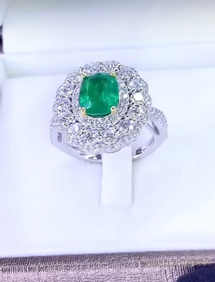 AIG Certified 2.60 Ct Zambian Emerald 2.50 Ct Diamonds 18K Gold Ring In New Condition For Sale In Massafra, IT