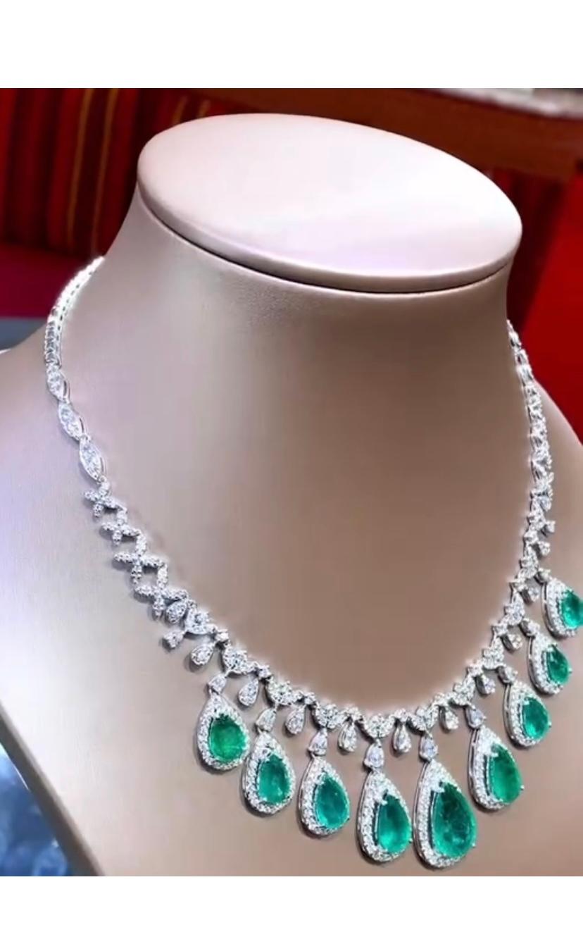 Taglio a goccia Collana in oro 18K con smeraldi dello Zambia certificati AIG da 26,00 carati e 11,00 carati di diamanti in vendita