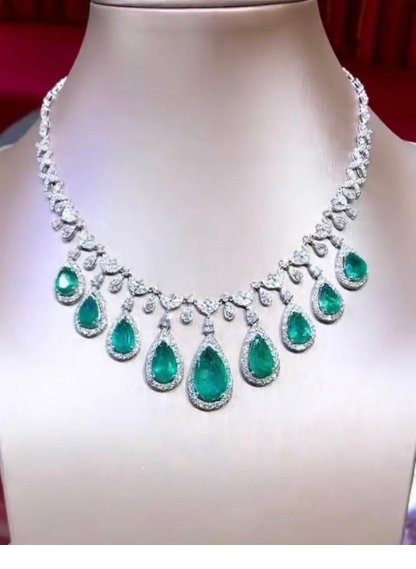 Collana in oro 18K con smeraldi dello Zambia certificati AIG da 26,00 carati e 11,00 carati di diamanti In condizioni Nuovo in vendita a Massafra, IT