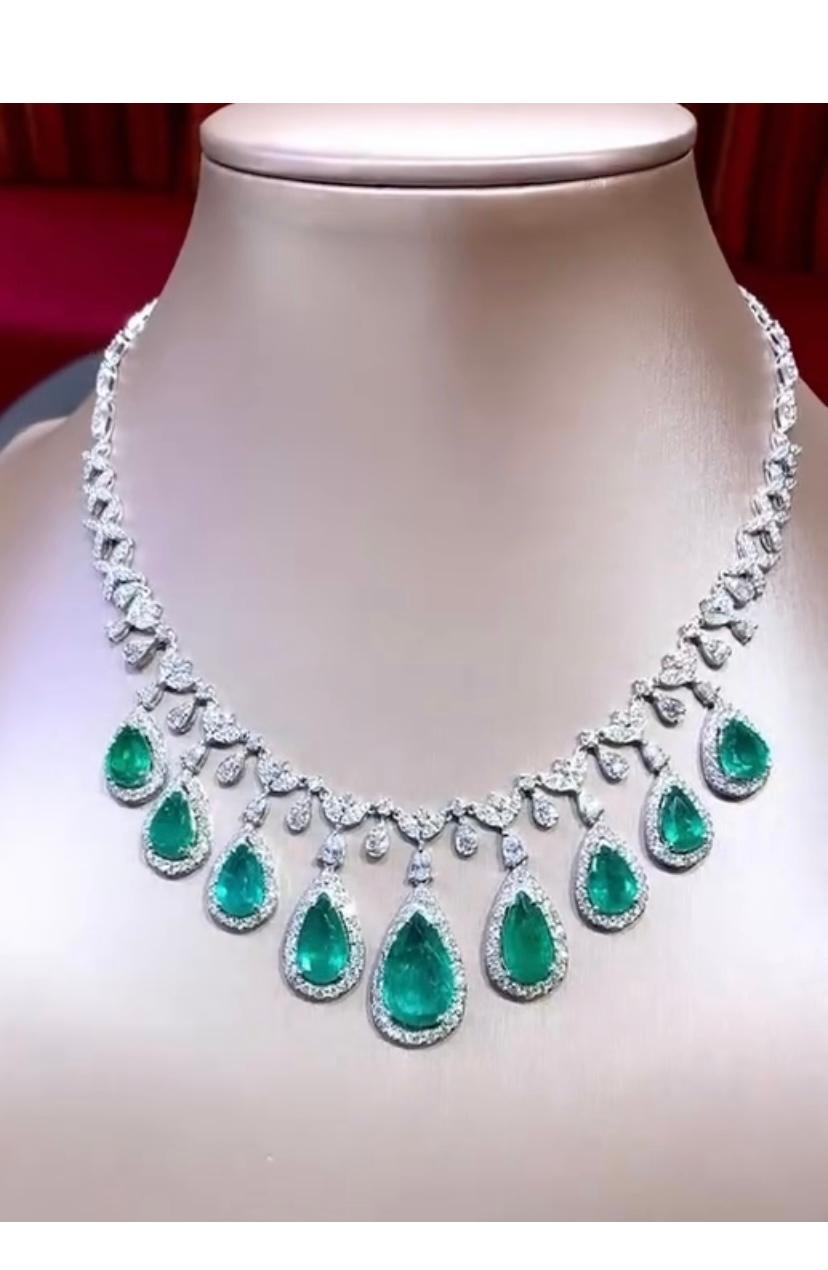 Donna Collana in oro 18K con smeraldi dello Zambia certificati AIG da 26,00 carati e 11,00 carati di diamanti in vendita