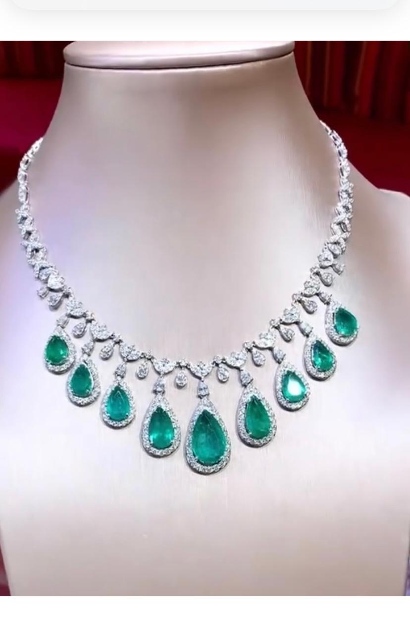 Collana in oro 18K con smeraldi dello Zambia certificati AIG da 26,00 carati e 11,00 carati di diamanti in vendita 1