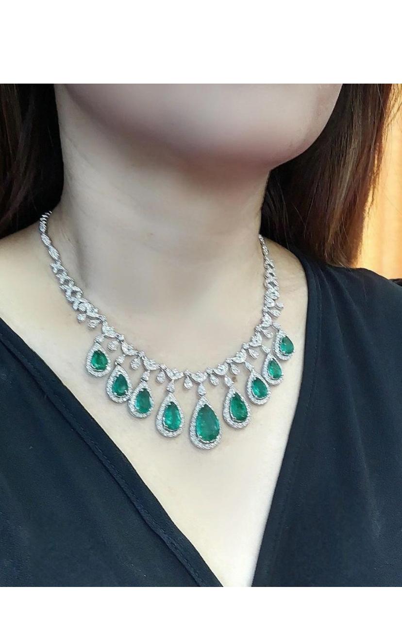 Collana in oro 18K con smeraldi dello Zambia certificati AIG da 26,00 carati e 11,00 carati di diamanti in vendita 2