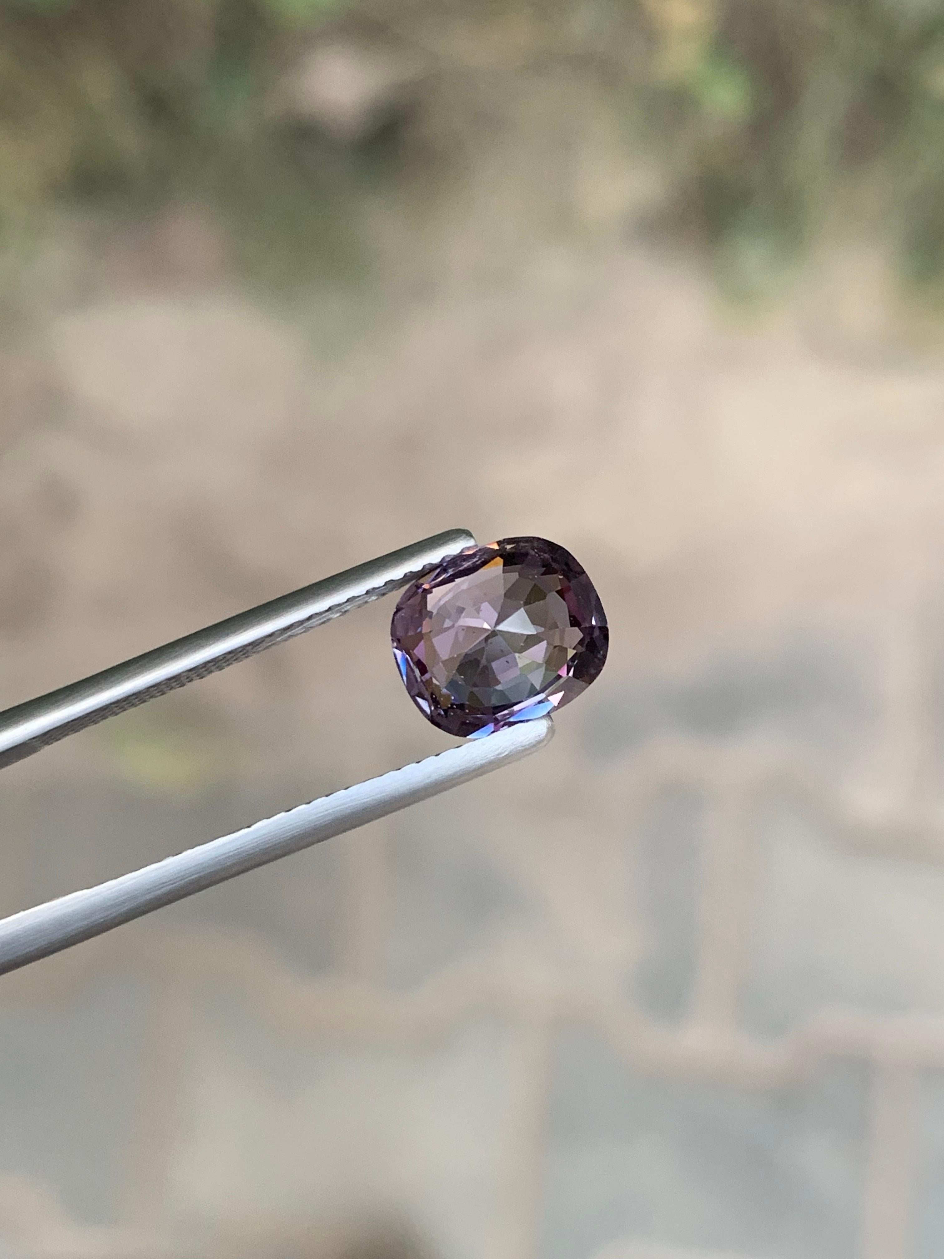 Gemma di taglio a cuscino di spinello viola sciolto naturale certificata AIG da 2,63 carati in vendita 4