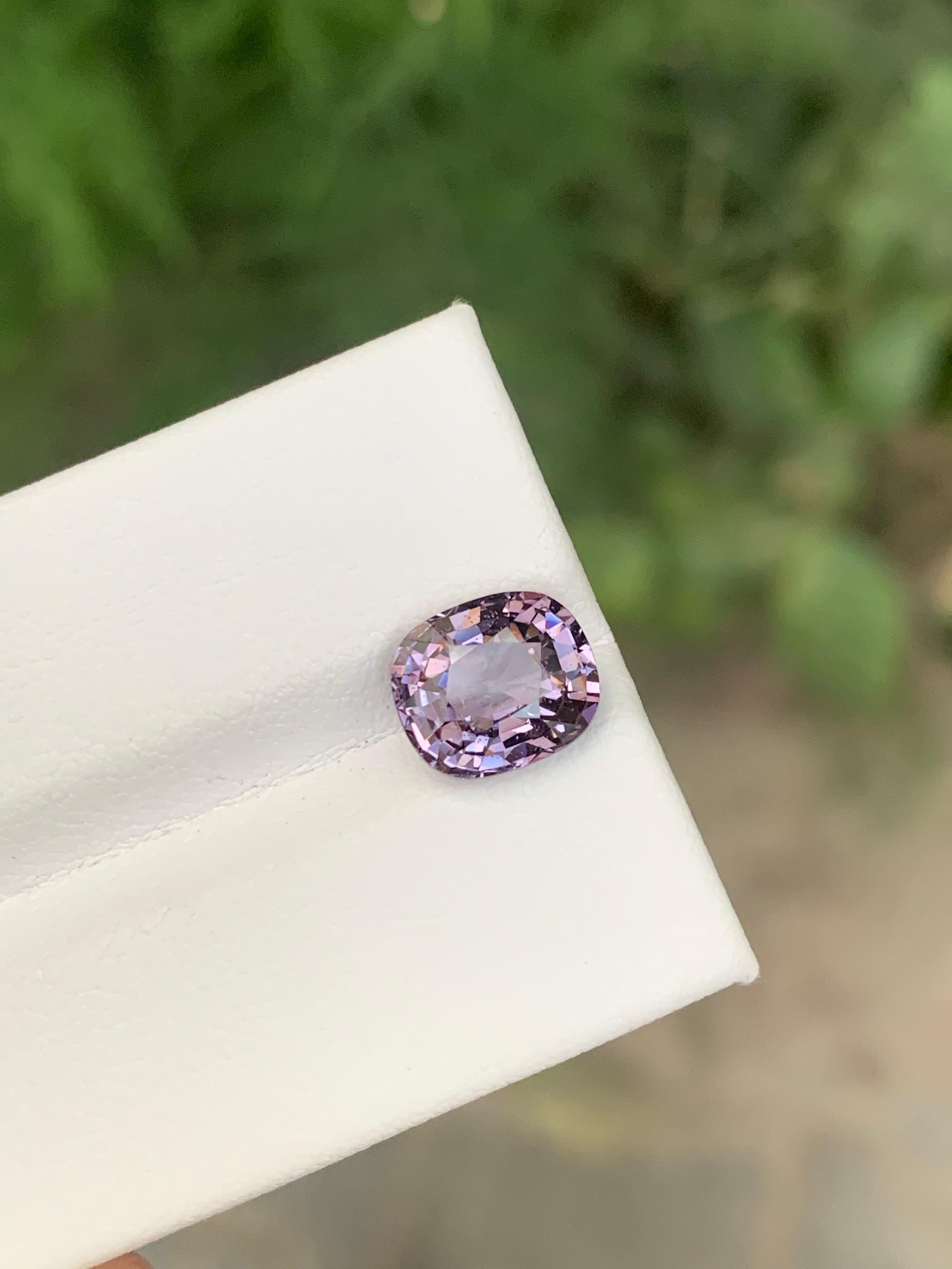 Arts and Crafts Gemma di taglio a cuscino di spinello viola sciolto naturale certificata AIG da 2,63 carati in vendita