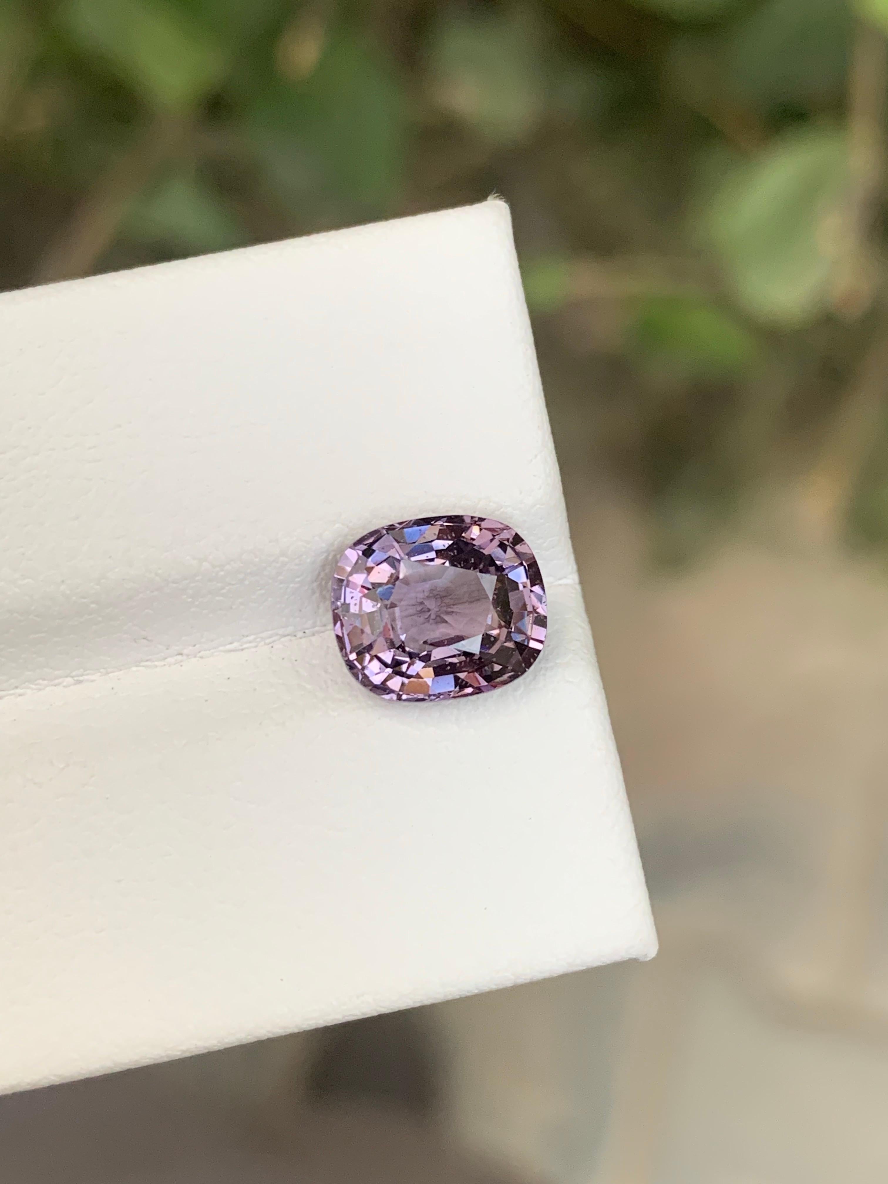 Taglio cuscino Gemma di taglio a cuscino di spinello viola sciolto naturale certificata AIG da 2,63 carati in vendita