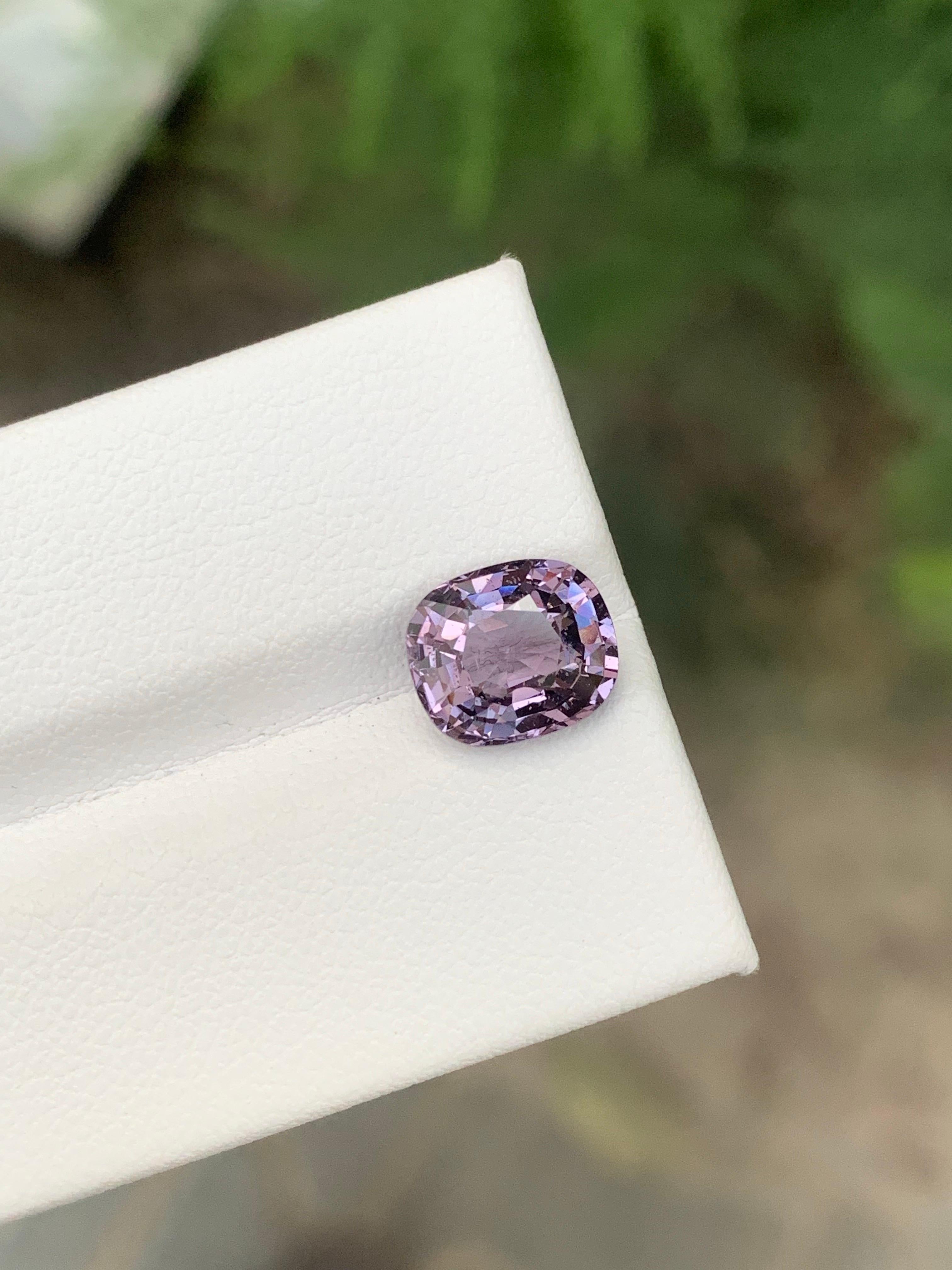 Gemma di taglio a cuscino di spinello viola sciolto naturale certificata AIG da 2,63 carati In condizioni Nuovo in vendita a Peshawar, PK