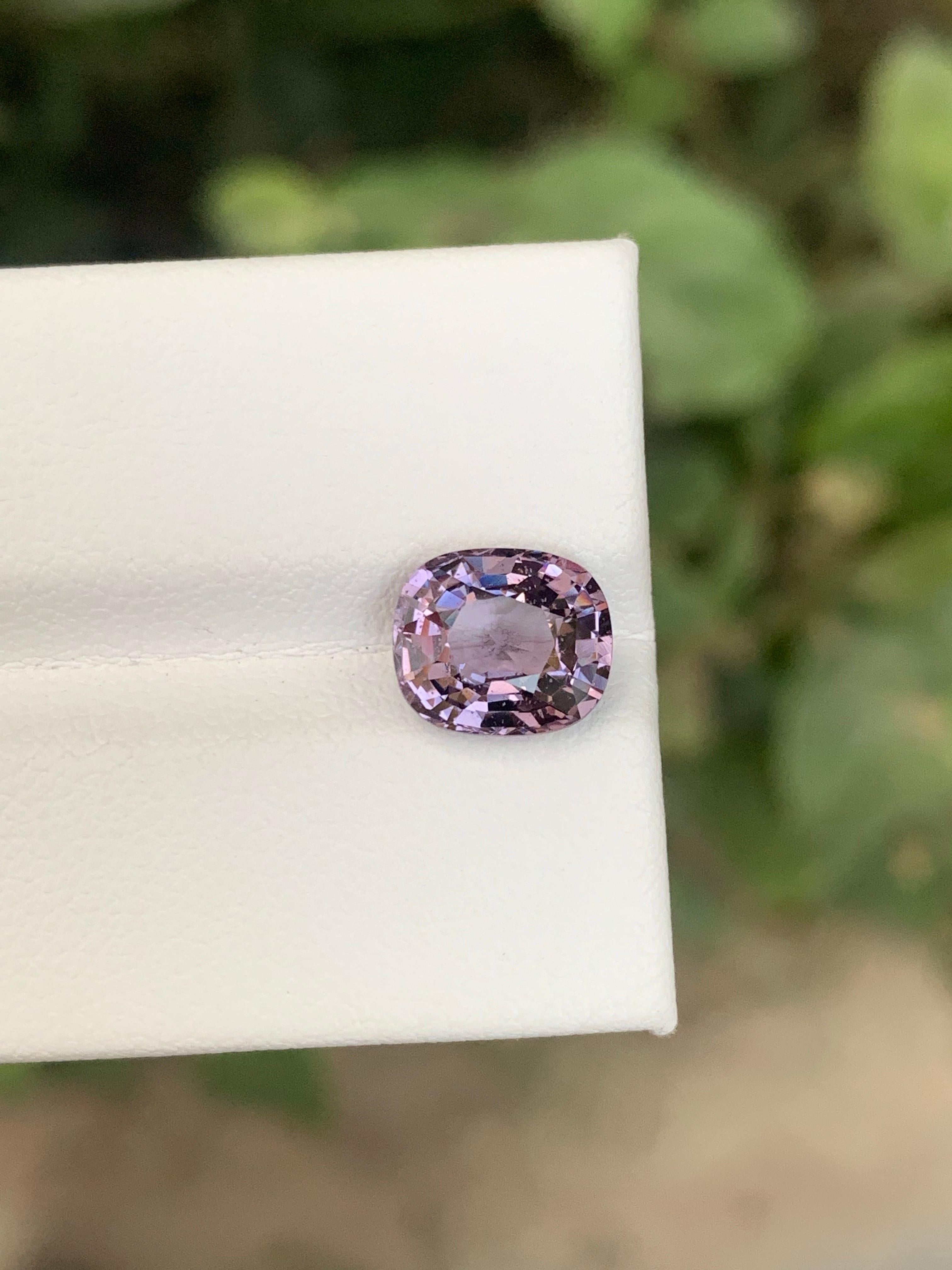 da uomo o donna Gemma di taglio a cuscino di spinello viola sciolto naturale certificata AIG da 2,63 carati in vendita