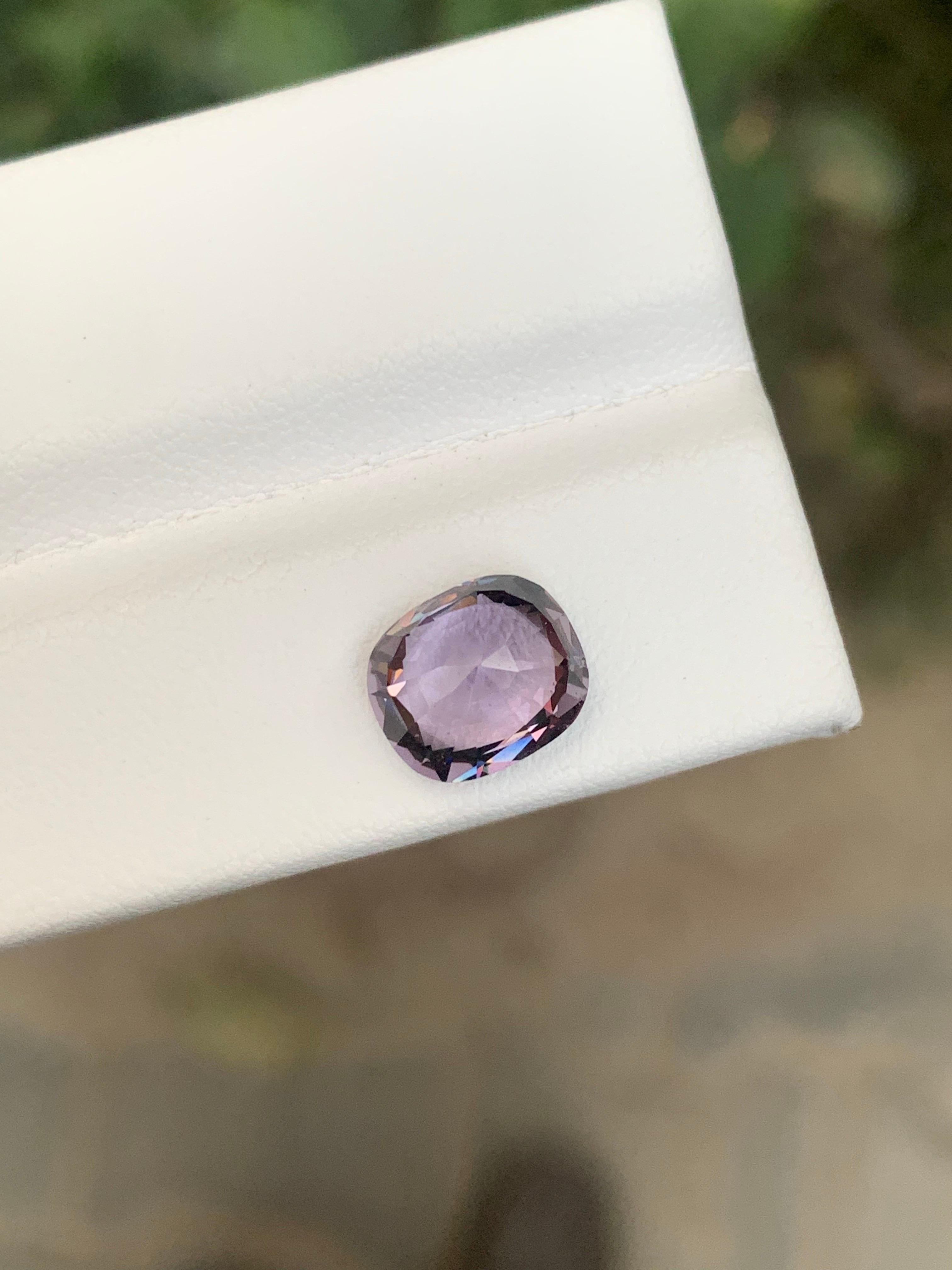 Gemma di taglio a cuscino di spinello viola sciolto naturale certificata AIG da 2,63 carati in vendita 1