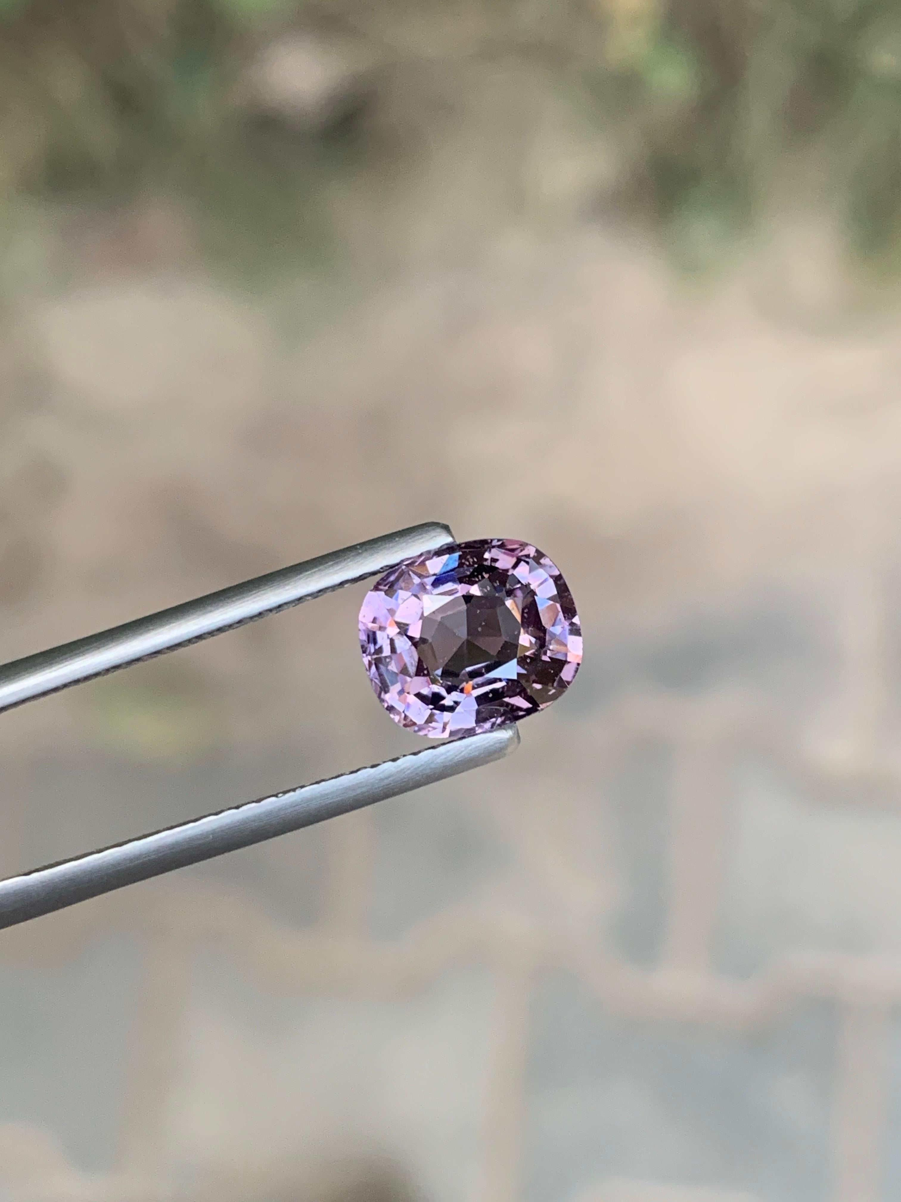 Gemma di taglio a cuscino di spinello viola sciolto naturale certificata AIG da 2,63 carati in vendita 2