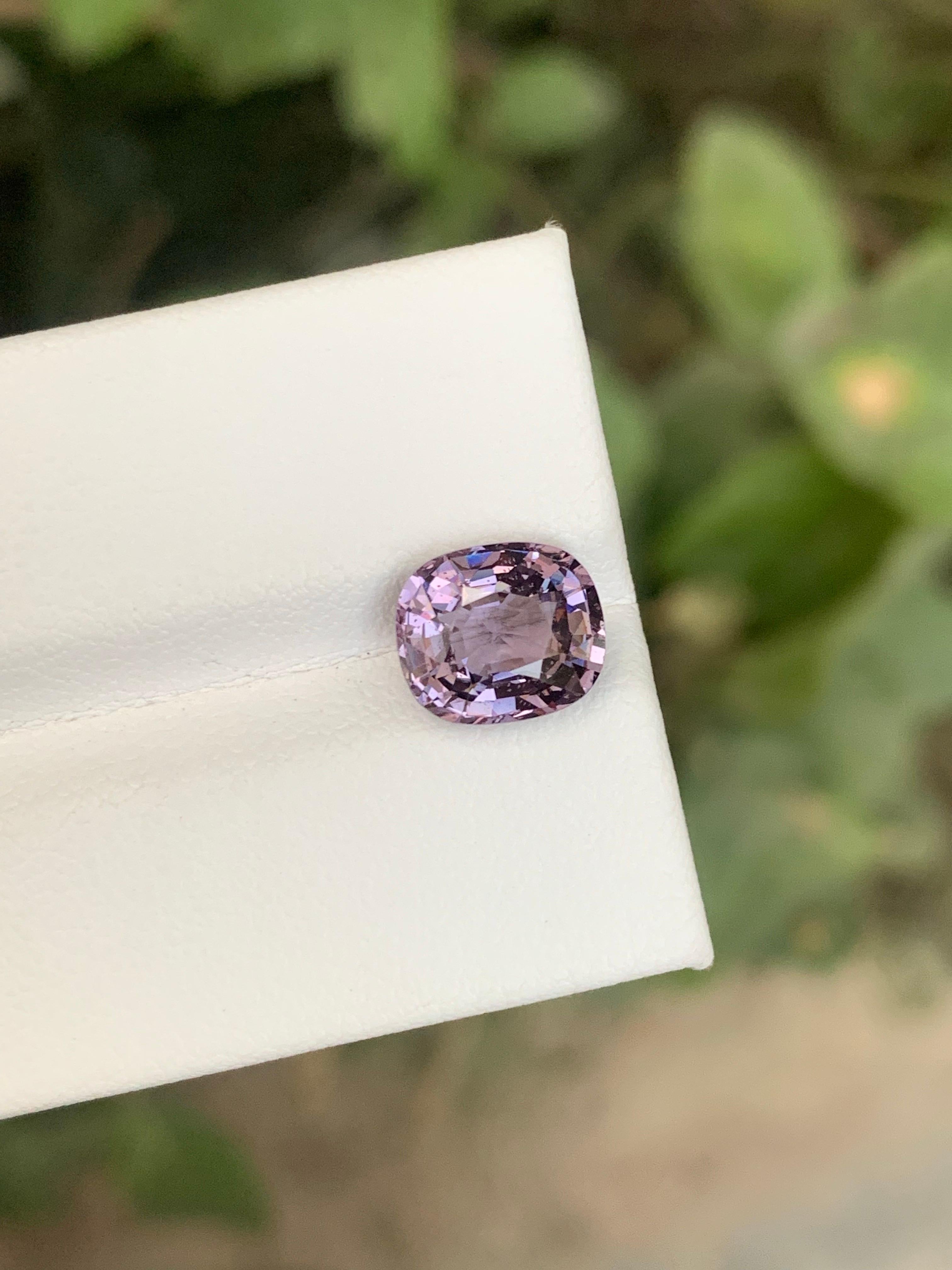 Gemma di taglio a cuscino di spinello viola sciolto naturale certificata AIG da 2,63 carati in vendita 3
