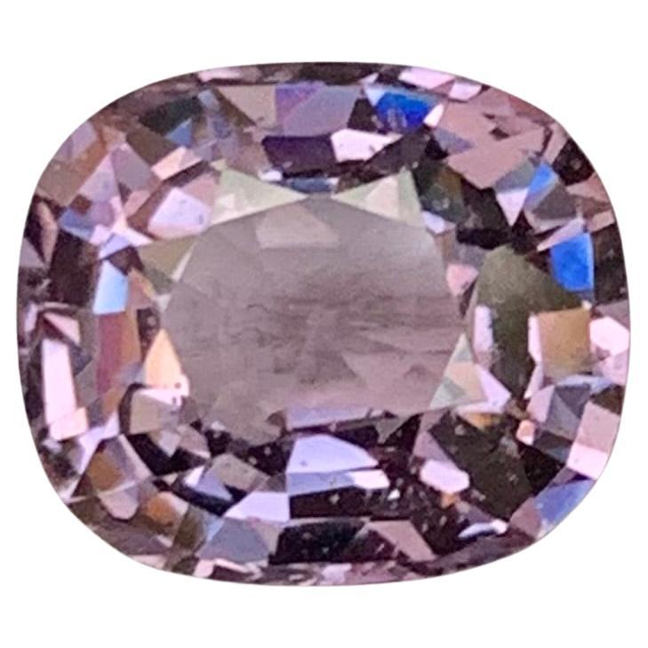 Gemma di taglio a cuscino di spinello viola sciolto naturale certificata AIG da 2,63 carati