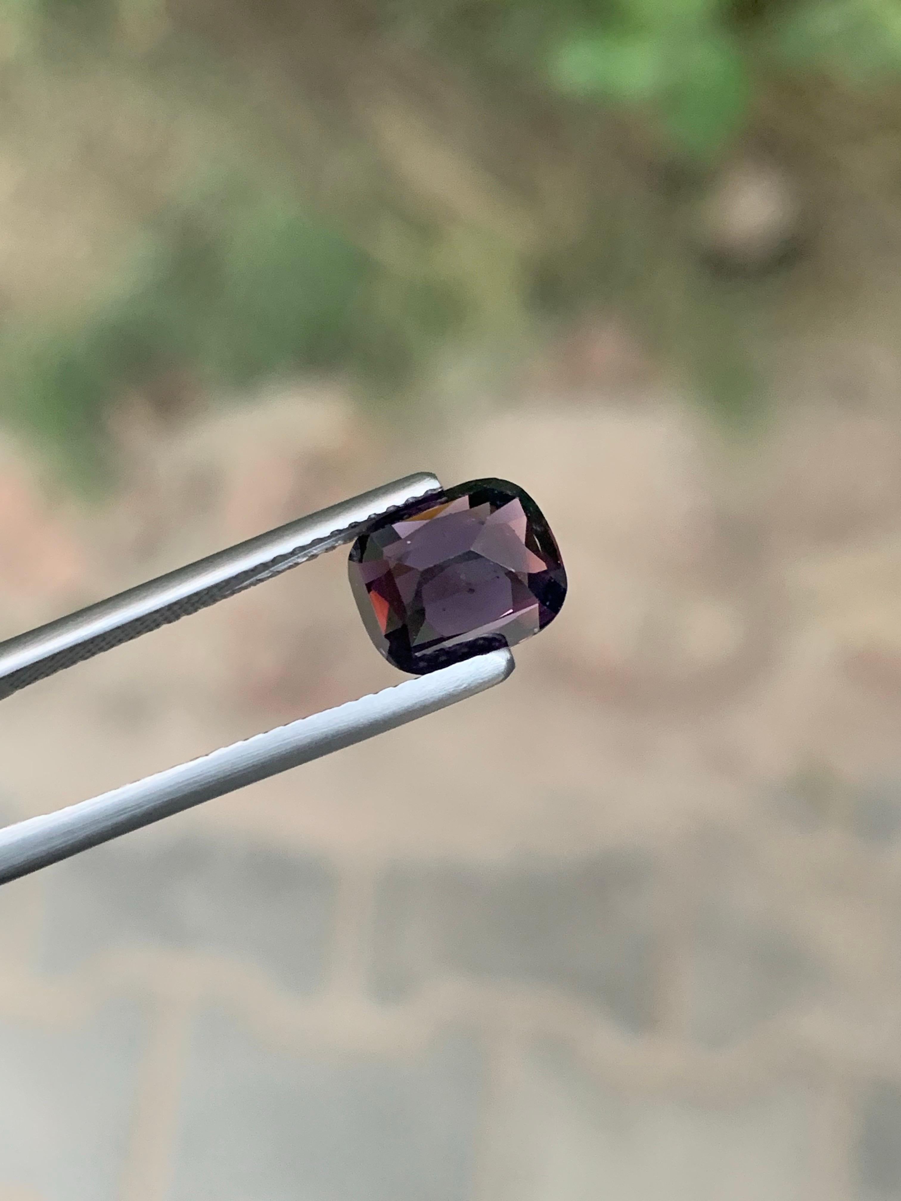 Facettierter Spinell

Gewicht : 2,65 Karat
Abmessung: 8.63 x 7.19 x 4.76 Mm
Farbe : Lavendel 
Behandlung: Nicht
Herkunft: Tansania
Form : Kissen
Zertifikat: AIG-Zertifikat verfügbar

Spinell ist ein fesselnder Edelstein, der für seine brillanten