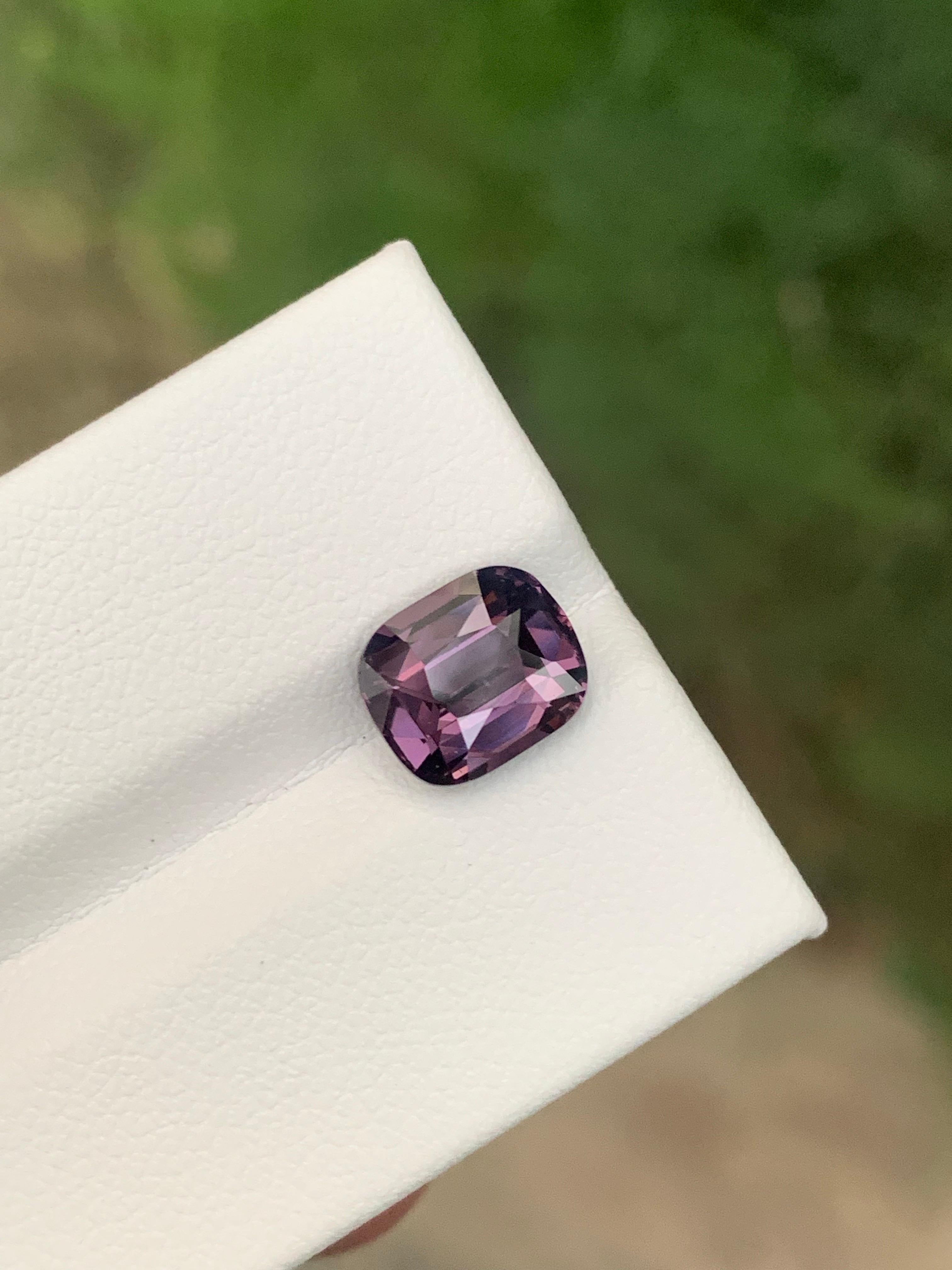 AIG-zertifiziert 2,65 Karat natürlichen losen Lavendel Spinell aus Tansania, Afrika (Kissenschliff) im Angebot