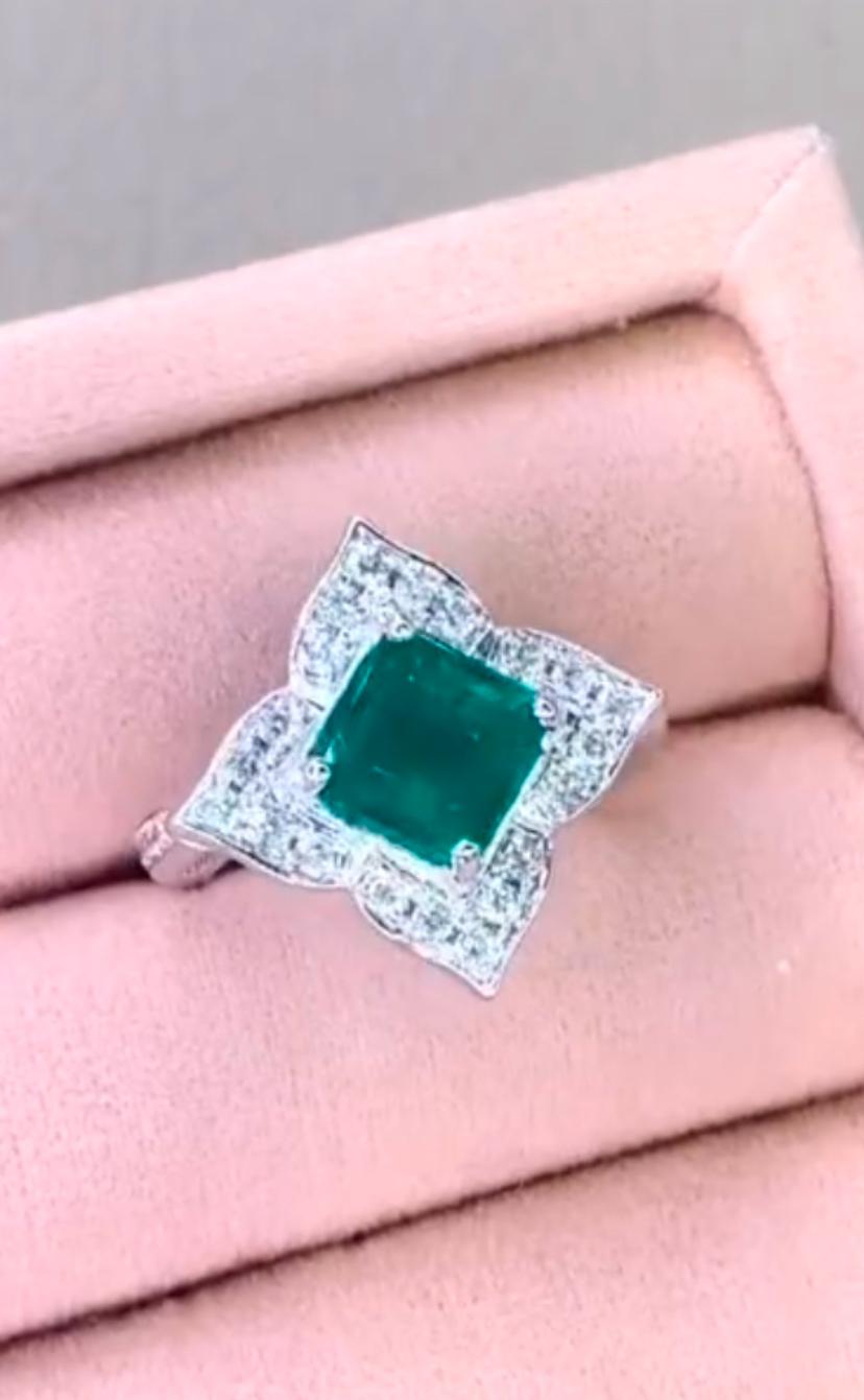 Un esclusivo anello con smeraldo e diamanti dal design contemporaneo, originale e moderno.
Abbellisciti e dai un tocco di glamour al tuo look.
Stupendo anello in oro 18 carati con un brillante smeraldo naturale dello Zambia di 2,65 carati, colore
