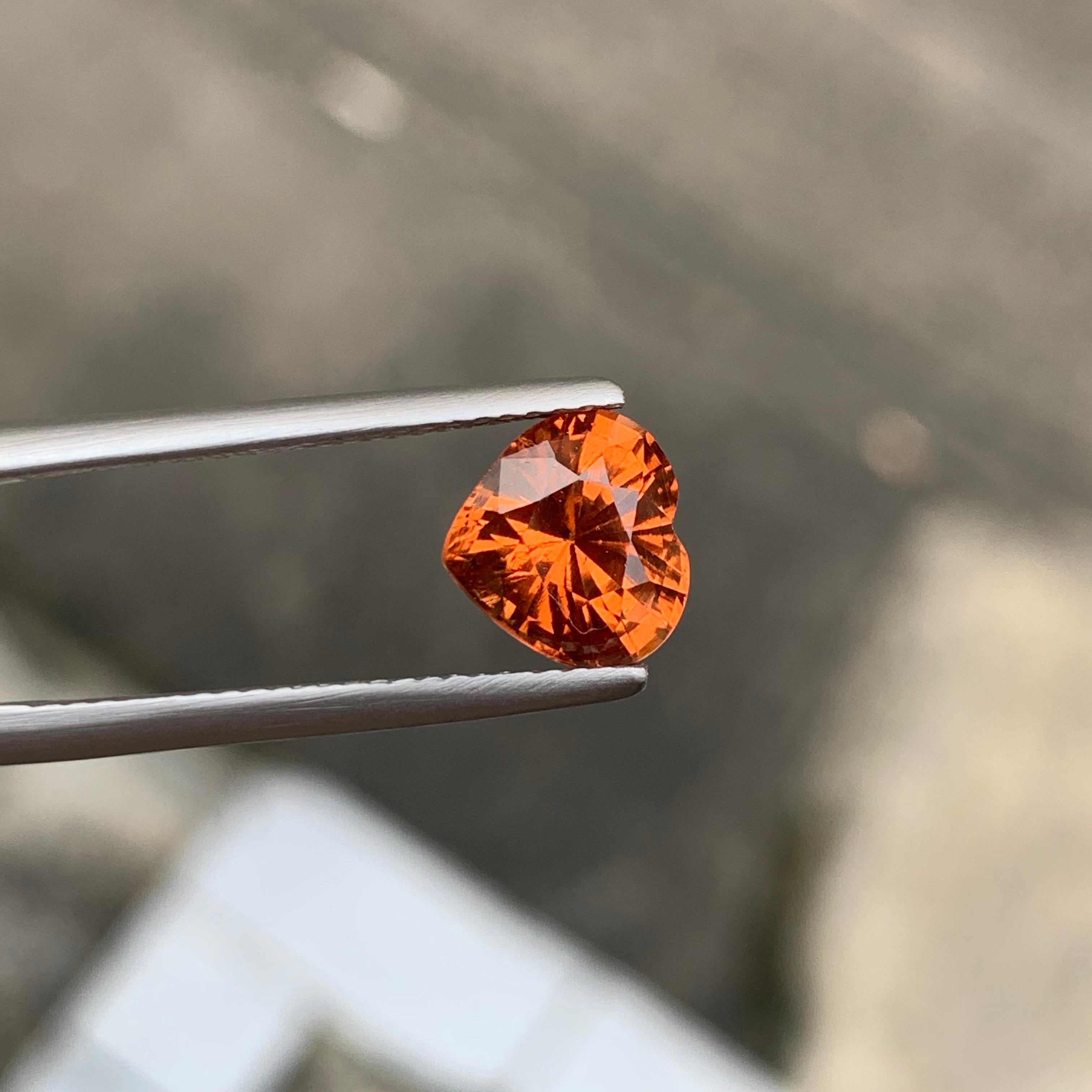 Cuore Granato naturale sfuso con cambio di colore certificato AIG da 2,68 carati proveniente dalla Tanzania in vendita