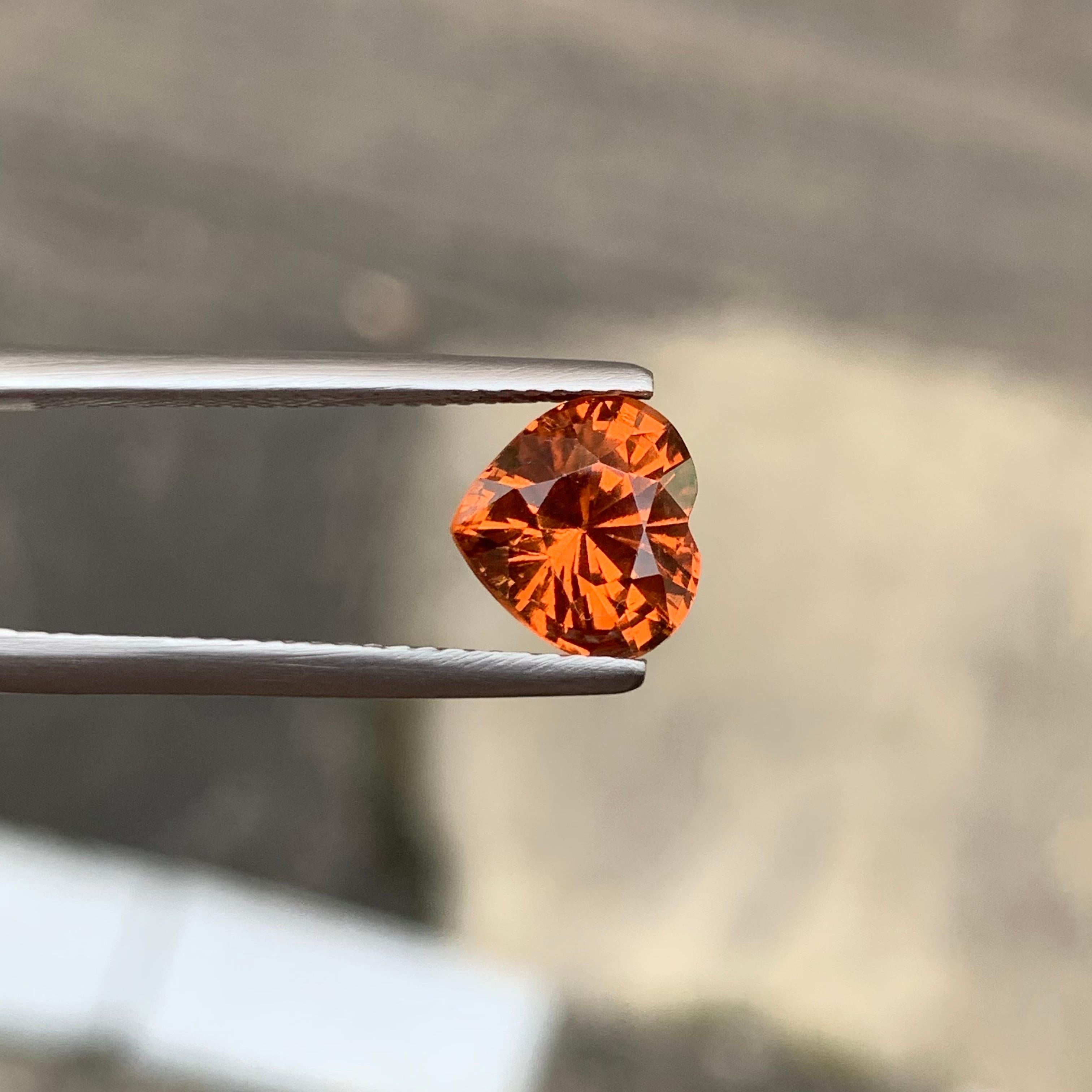 Granato naturale sfuso con cambio di colore certificato AIG da 2,68 carati proveniente dalla Tanzania In condizioni Nuovo in vendita a Peshawar, PK