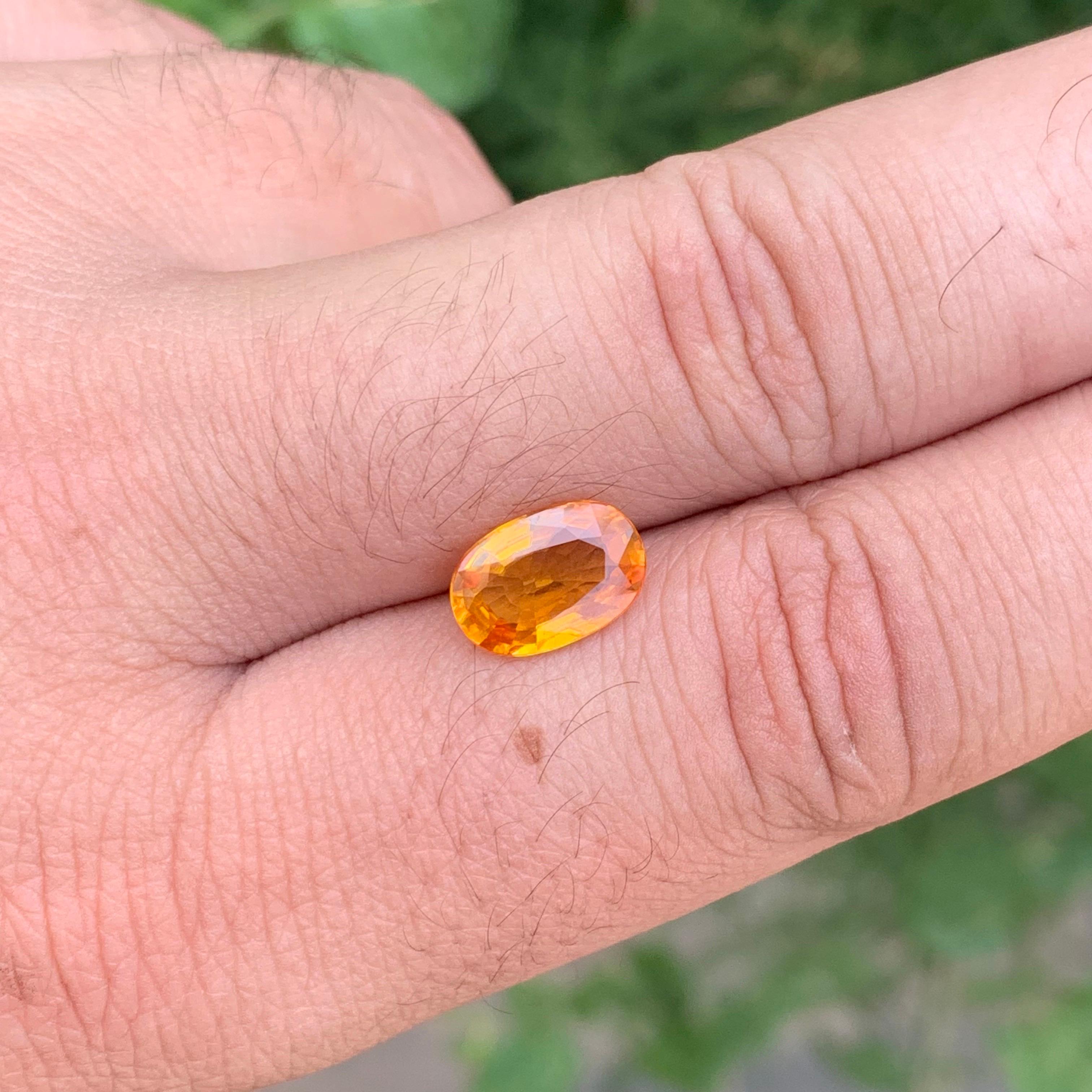 Gemma di forma ovale di zaffiro giallo sciolto naturale certificata AIG da 2,68 carati In condizioni Nuovo in vendita a Peshawar, PK