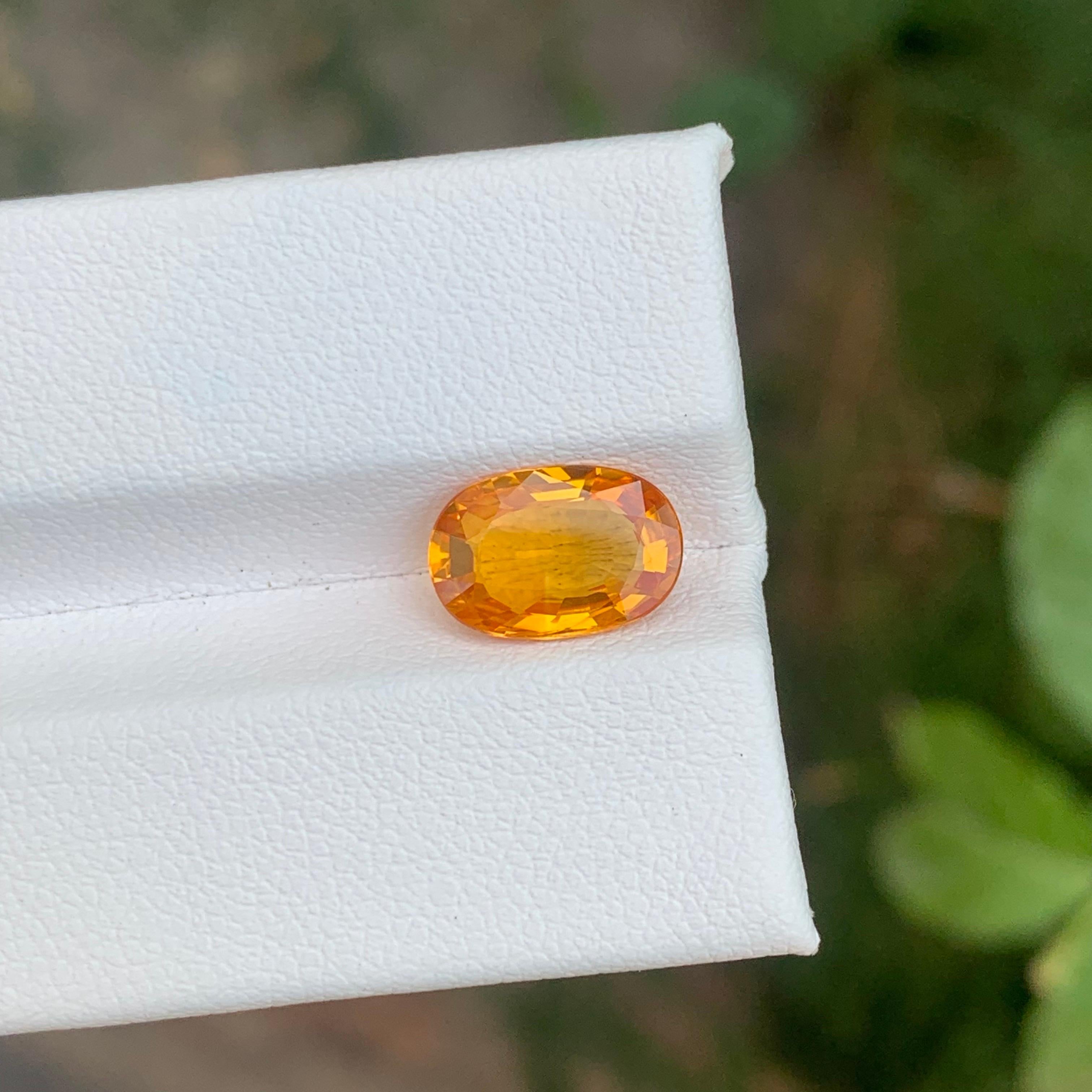 Gemma di forma ovale di zaffiro giallo sciolto naturale certificata AIG da 2,68 carati in vendita 1