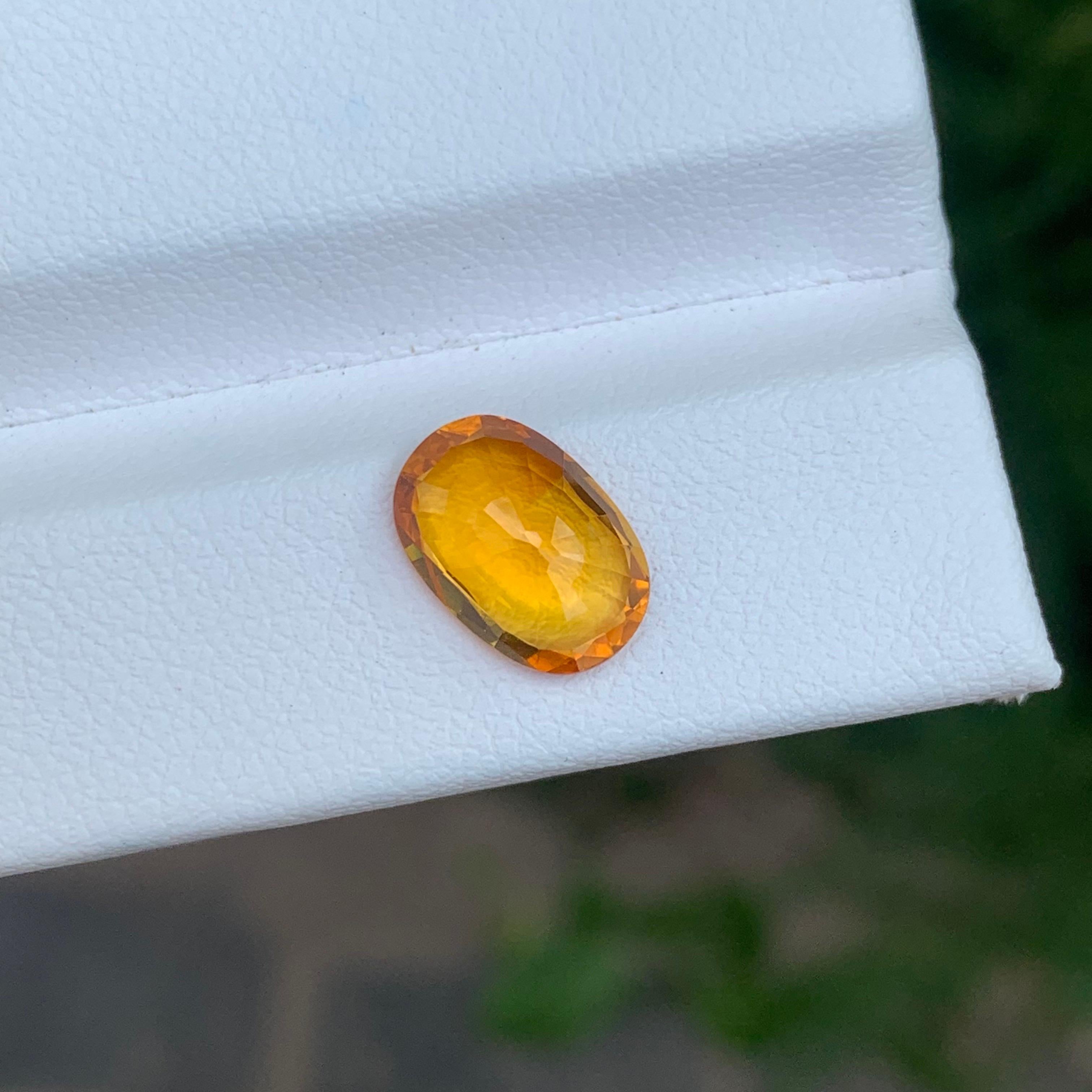 Gemma di forma ovale di zaffiro giallo sciolto naturale certificata AIG da 2,68 carati in vendita 2
