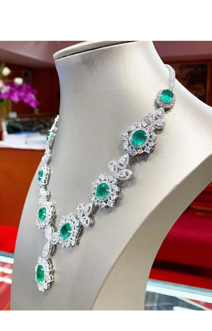 AIG Certified 27.00 Carat Zambian Emeralds  21.00 Ct Diamonds 18k Gold Necklace  For Sale 4