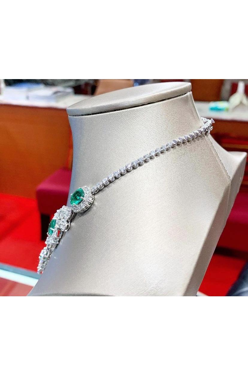 AIG Certified 27.00 Carat Zambian Emeralds  21.00 Ct Diamonds 18k Gold Necklace  For Sale 5